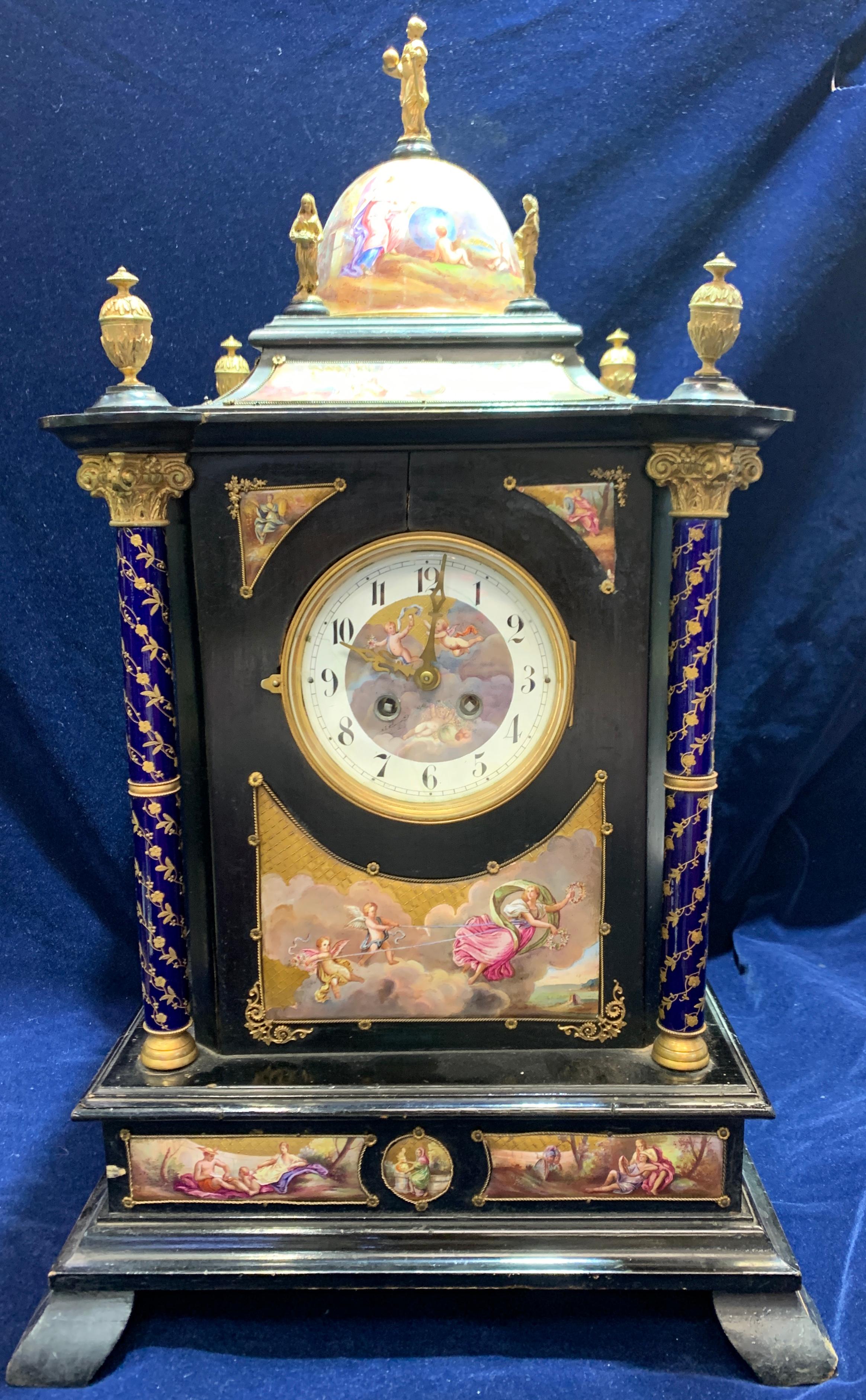 Table de cabinet d'horlogerie autrichienne en vermeil, bois et émail

 des figures classiques peintes sur un fond de couche doré. Un cadran d'horloge en émail, assorti aux coins. Colonnes en corinthien avec des fleurs peintes avec des urnes au