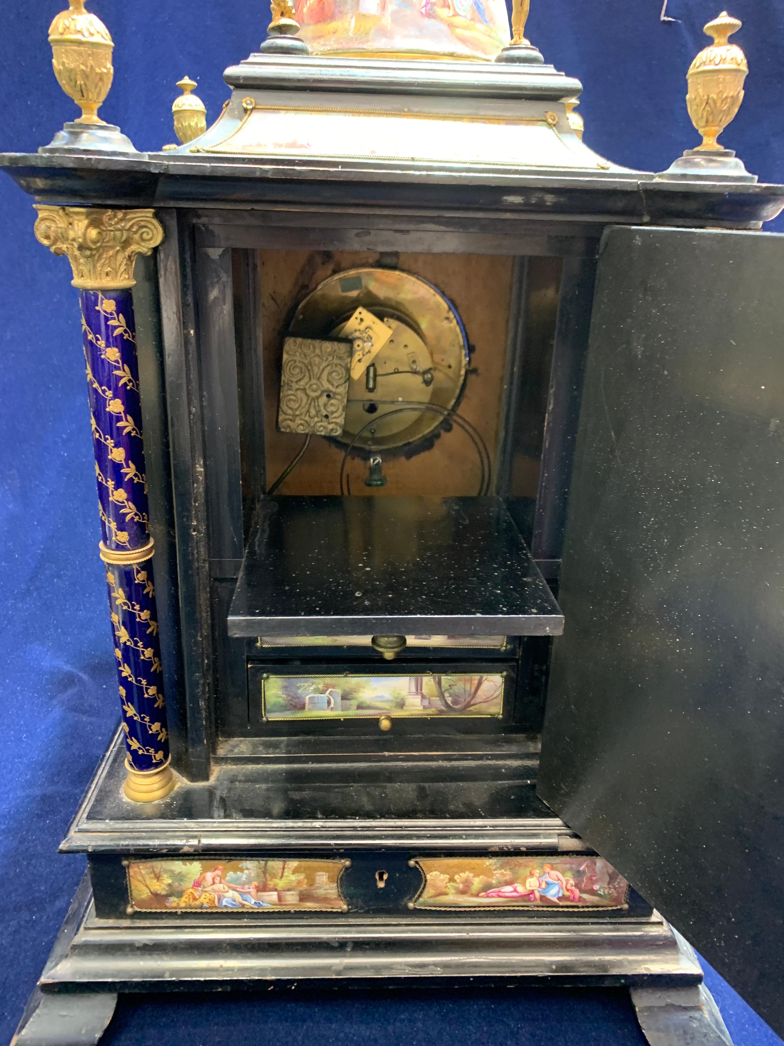 Table d'horloge autrichienne en argent doré, bois et émail en vente 5
