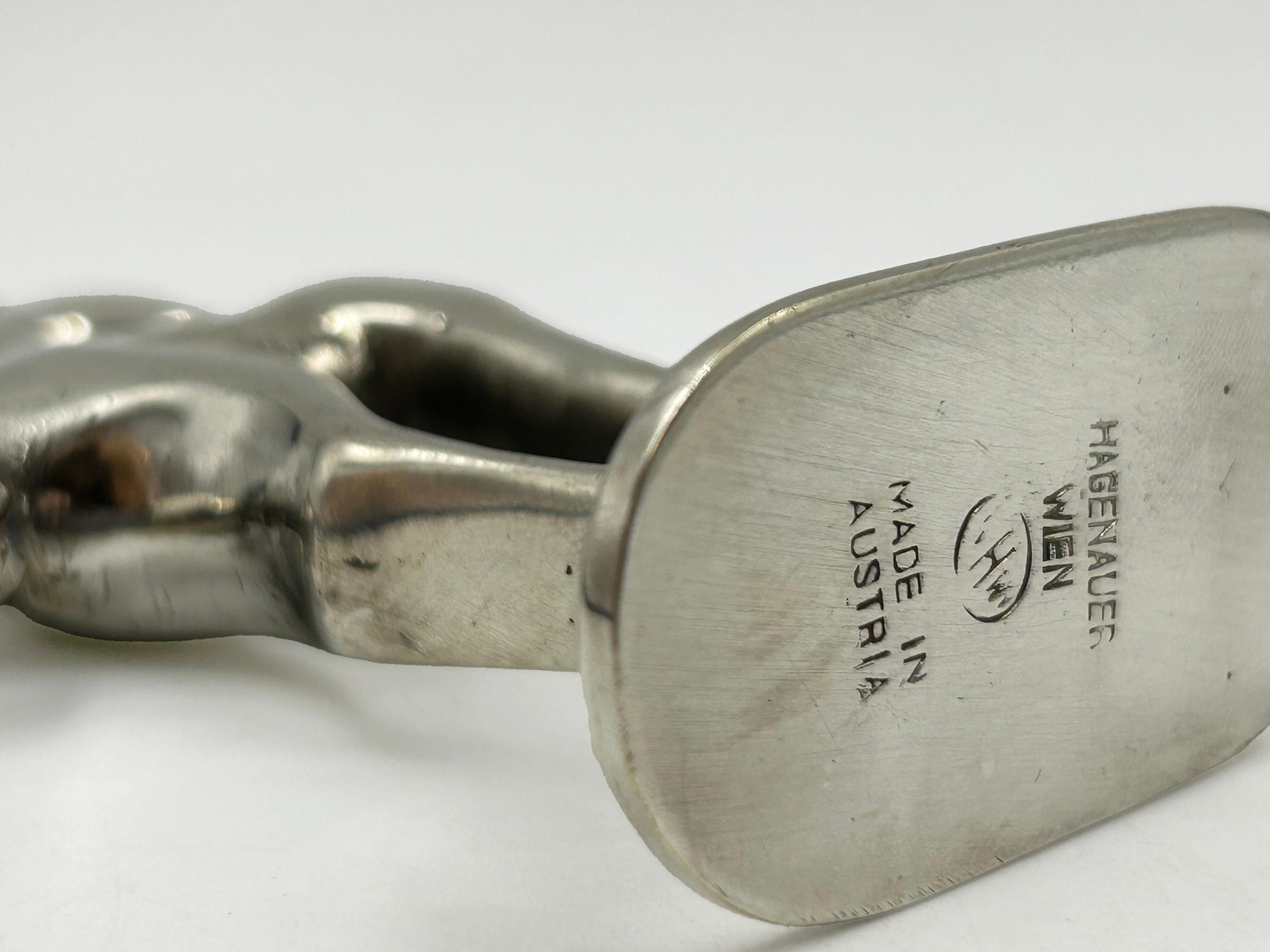 Figurine autrichienne de cheval en argent plaqué par Hagenauer
Il s'agit d'une figurine de cheval décorative en métal argenté de Hagenauer, Vienne, fabriquée en Autriche, avec un style Art déco distinct. La sculpture se caractérise par une