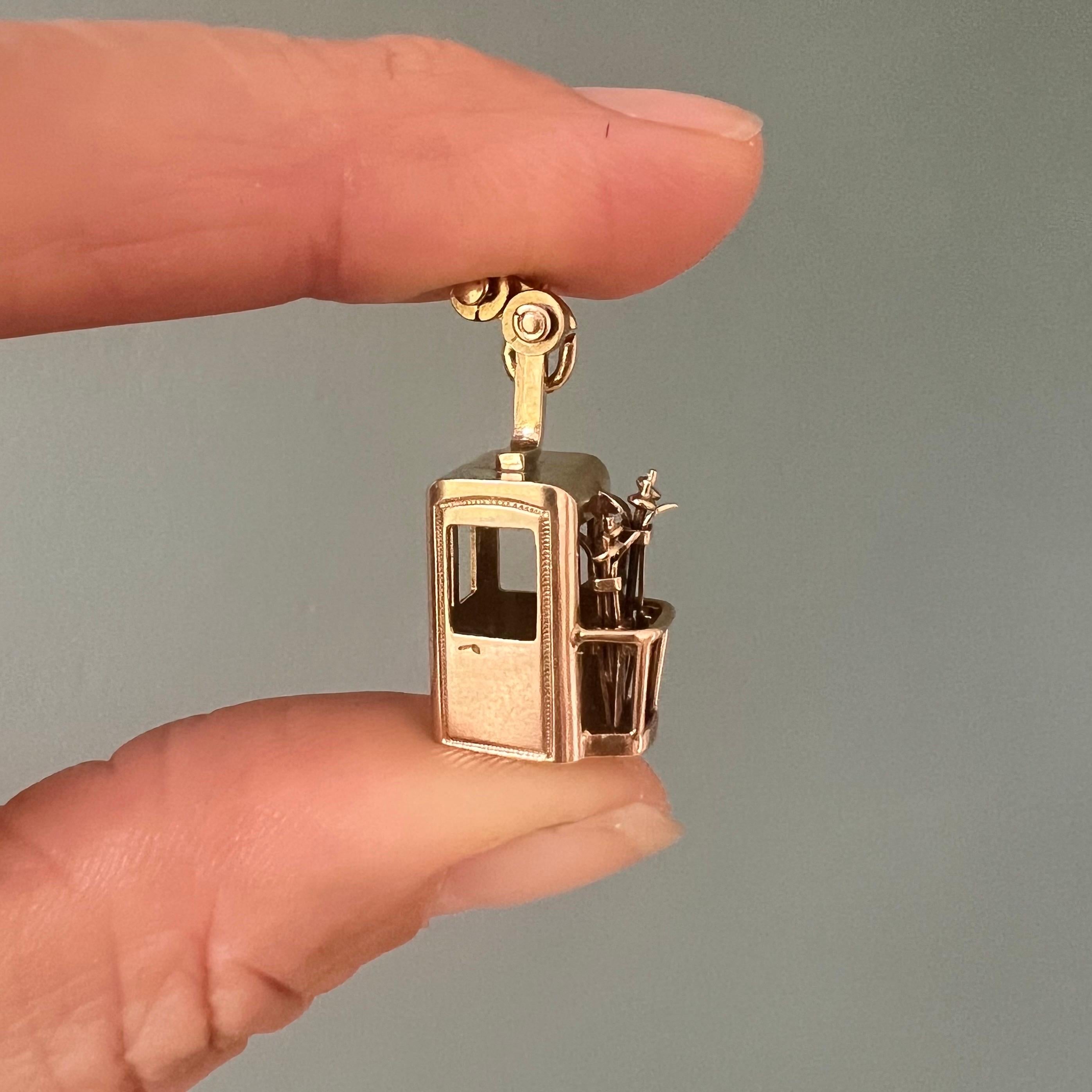 Ciondolo a forma di gondola di un impianto di risalita austriaco in oro 14K, anni '50-'60 circa In condizioni buone in vendita a Rotterdam, NL