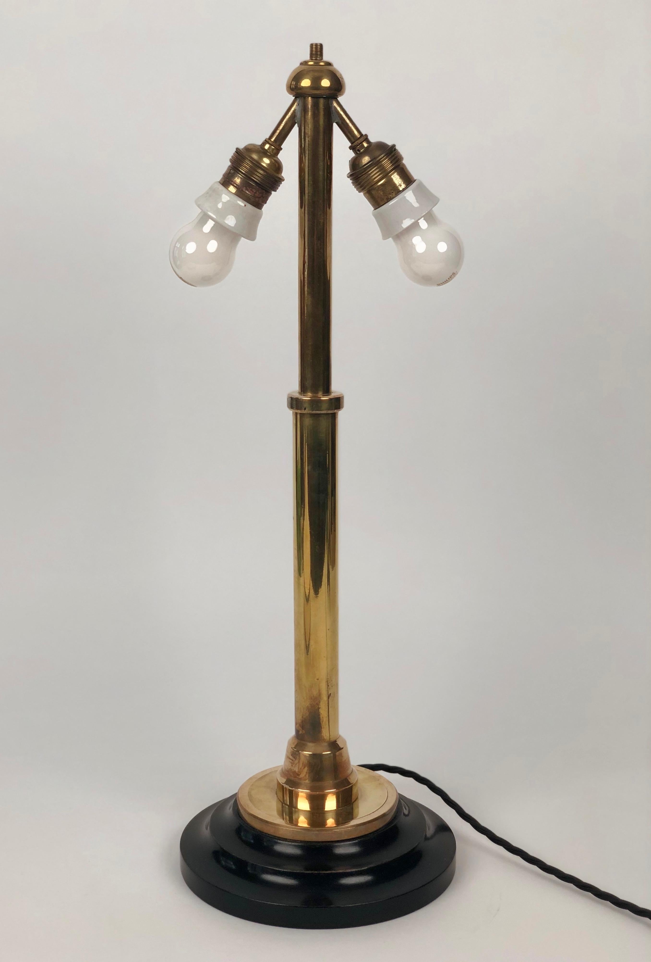 Österreichische Tischlampe, Jugendstil, Hoffmannesque (Messing) im Angebot