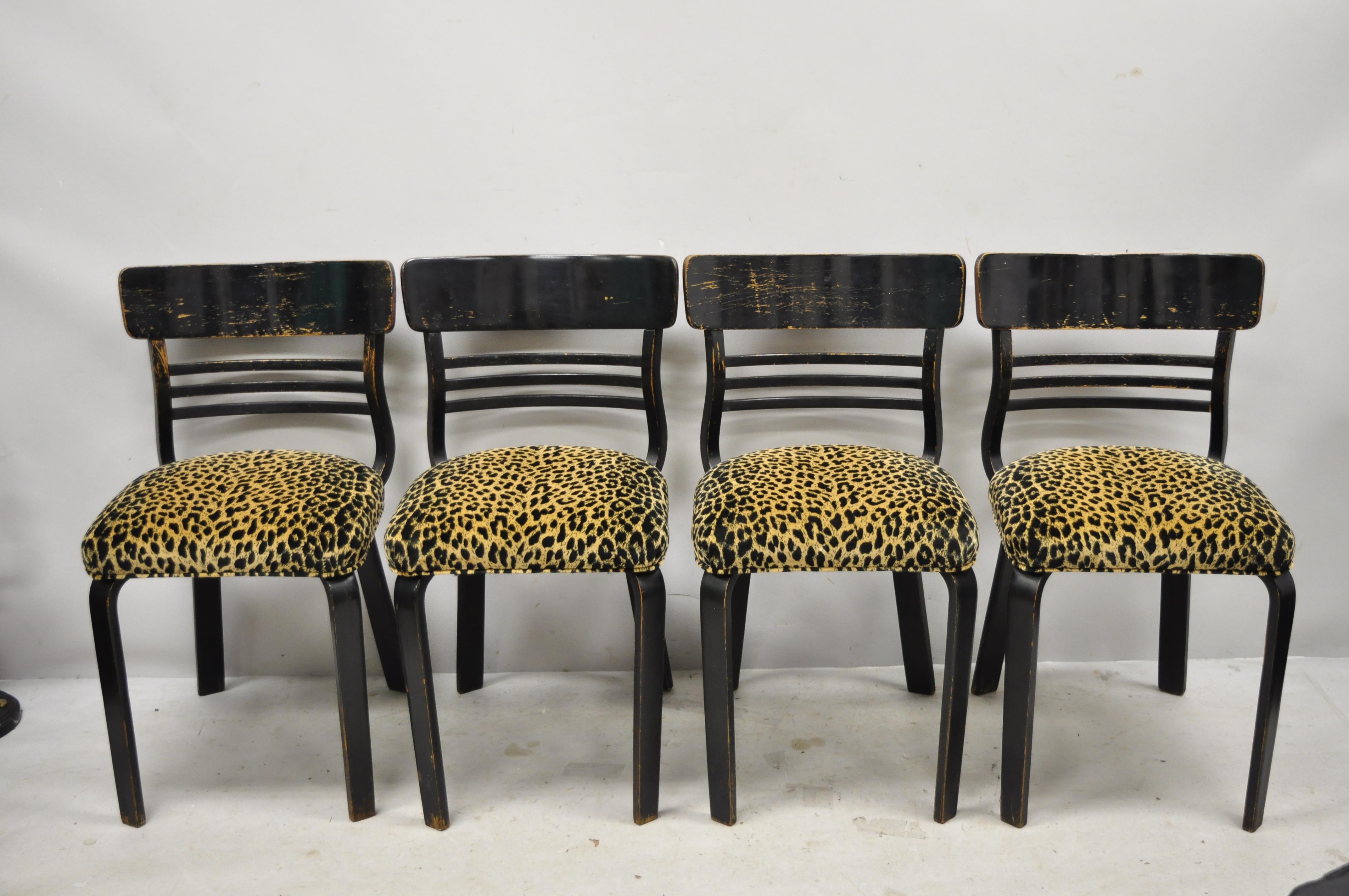 Ensemble de salle à manger Thonet en bois courbé noir vieilli - table et 4 chaises - 5 pièces. L'article comprend (1) une feuille de 12