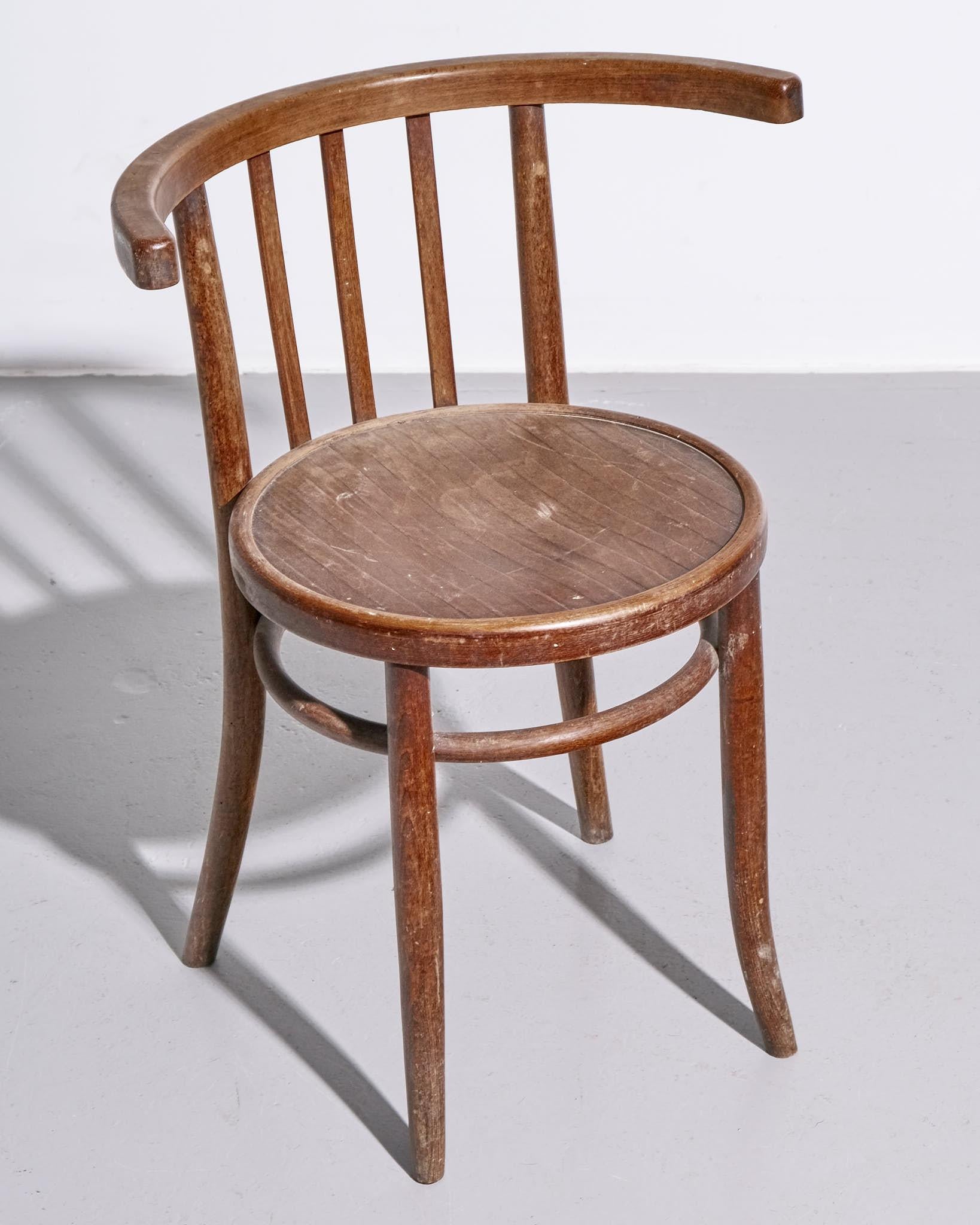 Une charmante chaise de café de style Thonet, probablement produite entre 1880 et 1920, qui témoigne de l'élégance de l'artisanat et du design intemporel de l'époque. La chaise se caractérise par un dossier incurvé, des fuseaux élancés et une assise