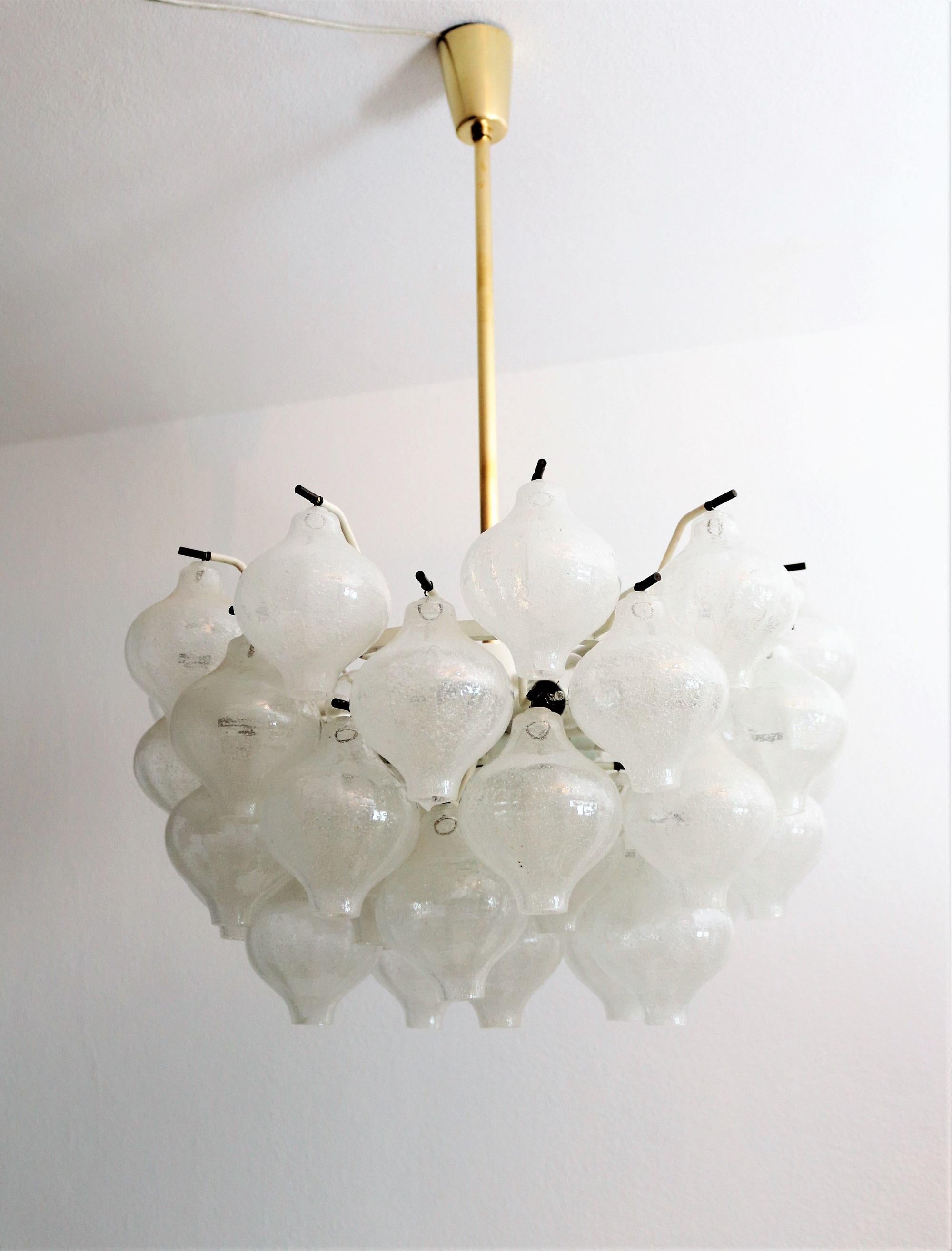 Midcentury Tulipan Chandelier in Glass and Brass by Austrian Kalmar, 1960s For Sale 8