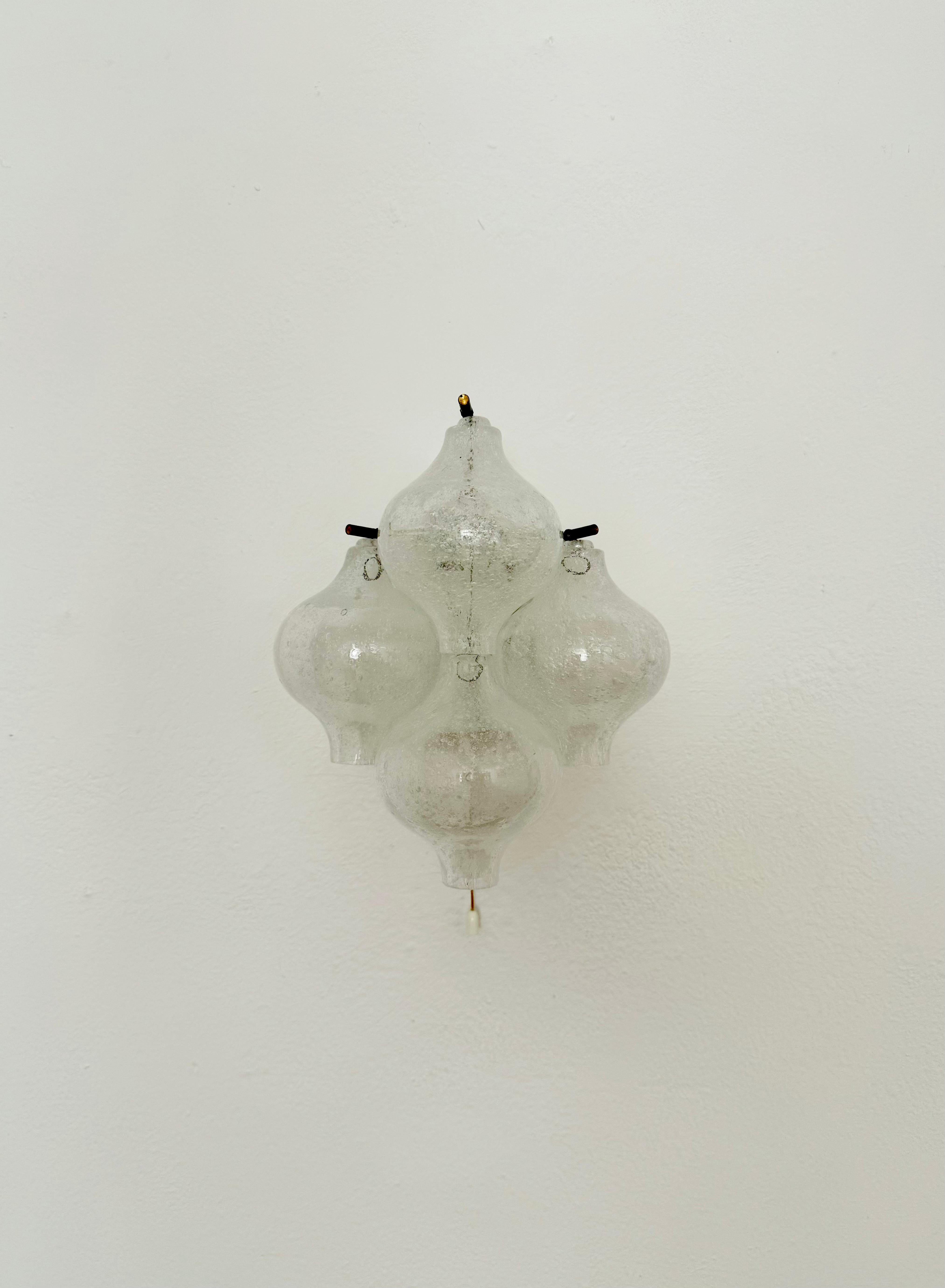 Impresionante aplique de cristal de Murano de los años sesenta.
Los 4 elementos de cristal helado difunden una luz elegante.
Mano de obra de alta calidad.

Diseño: J.T. Calamar
Fabricante: Franken KG

Estado:

Muy buen estado vintage con ligeros