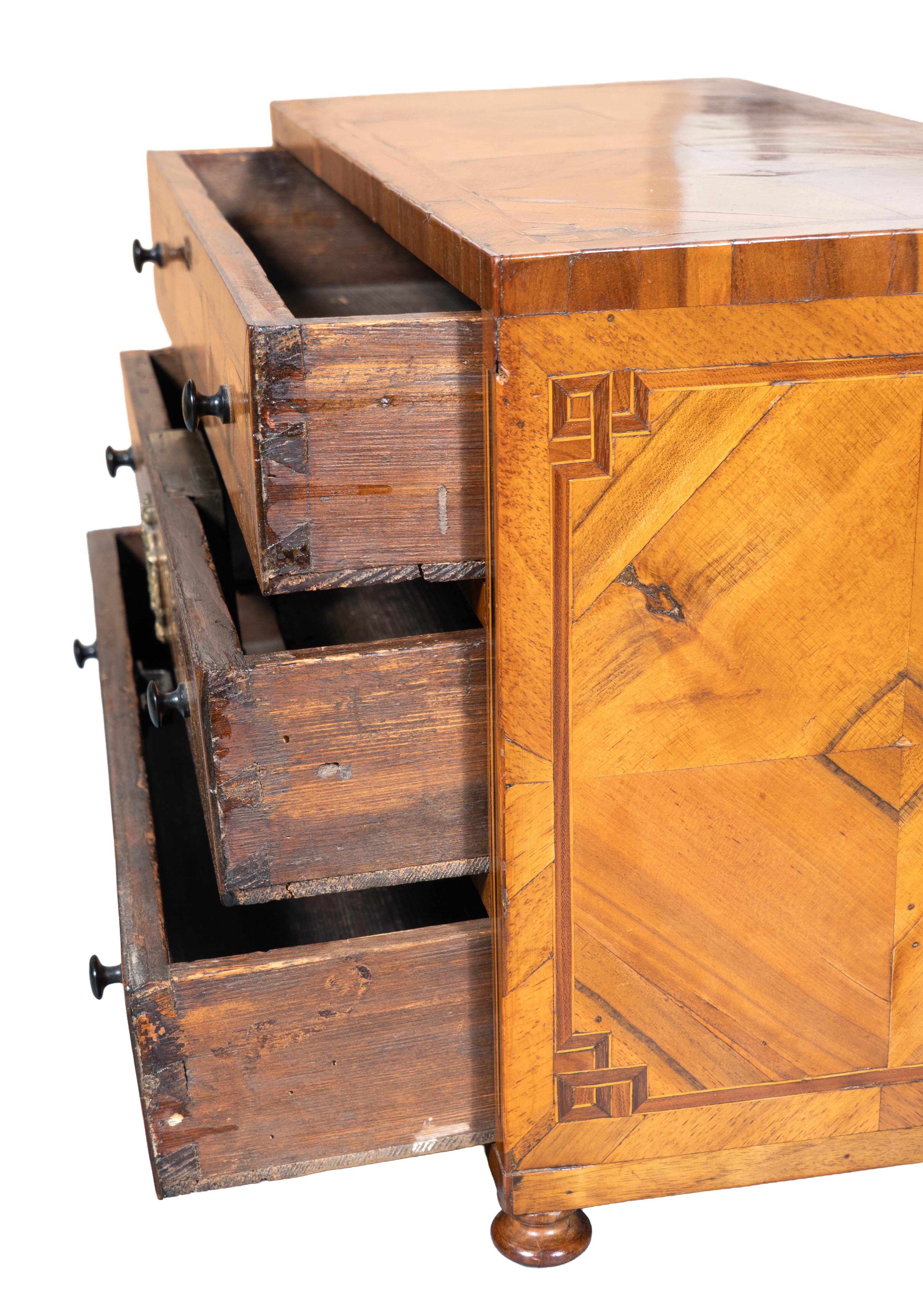 Commode miniature en bois de tulipier autrichien en vente 3