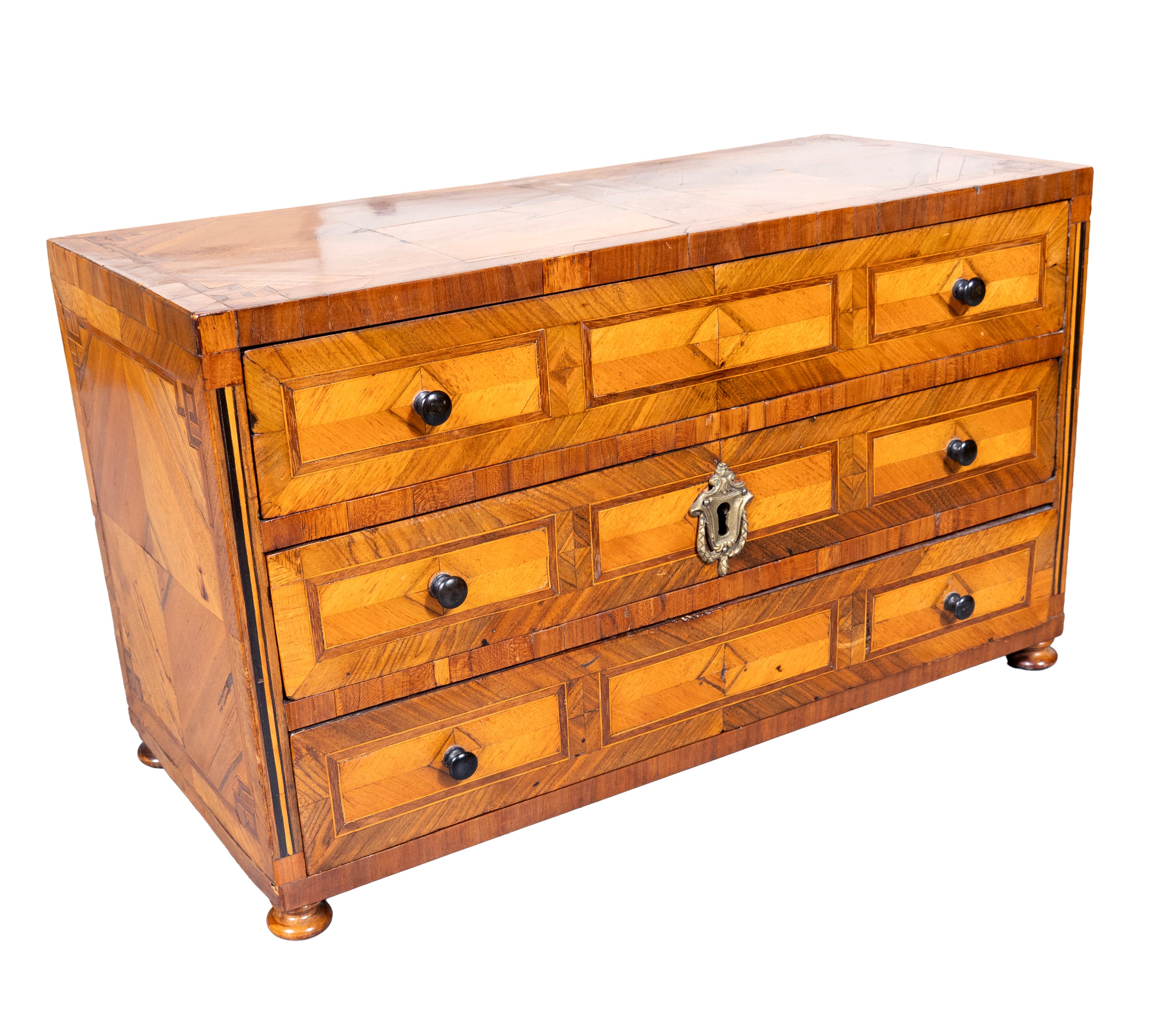 Néoclassique Commode miniature en bois de tulipier autrichien en vente