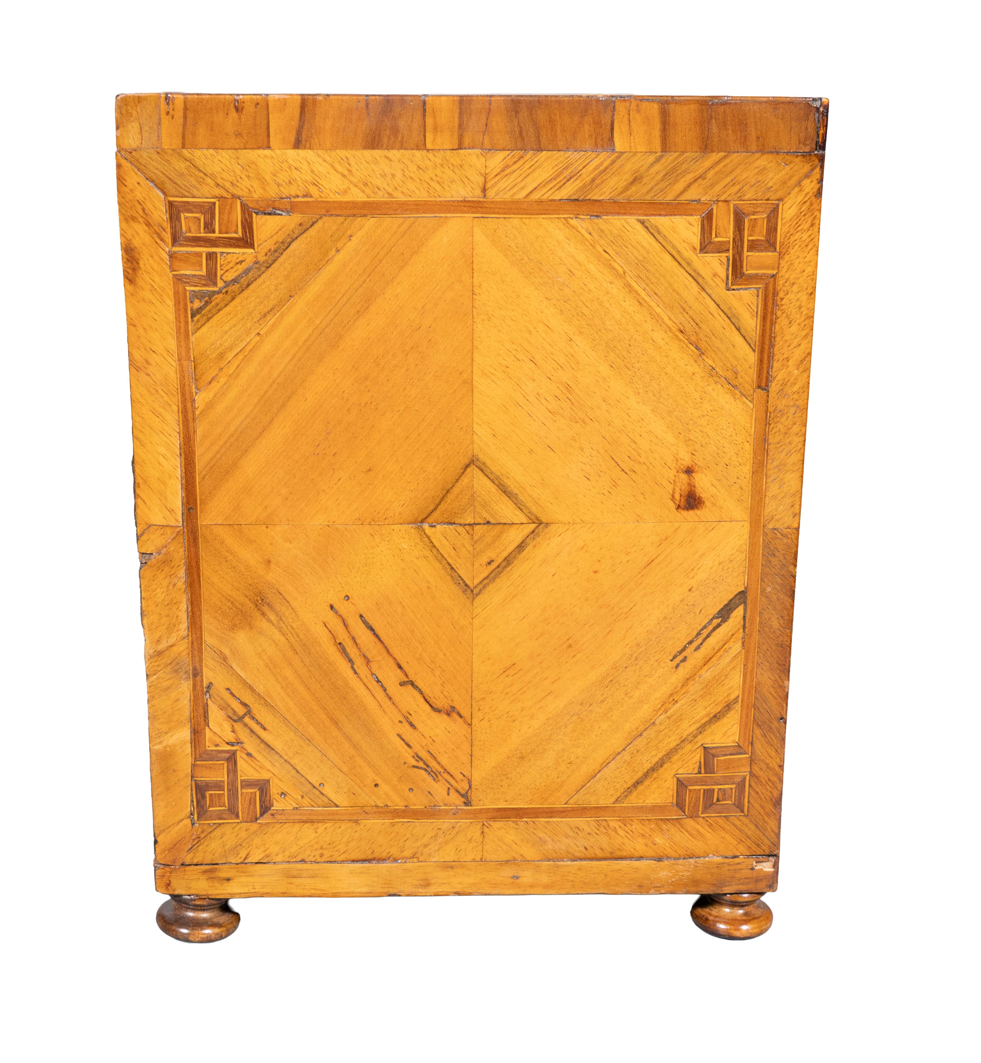 Autrichien Commode miniature en bois de tulipier autrichien en vente