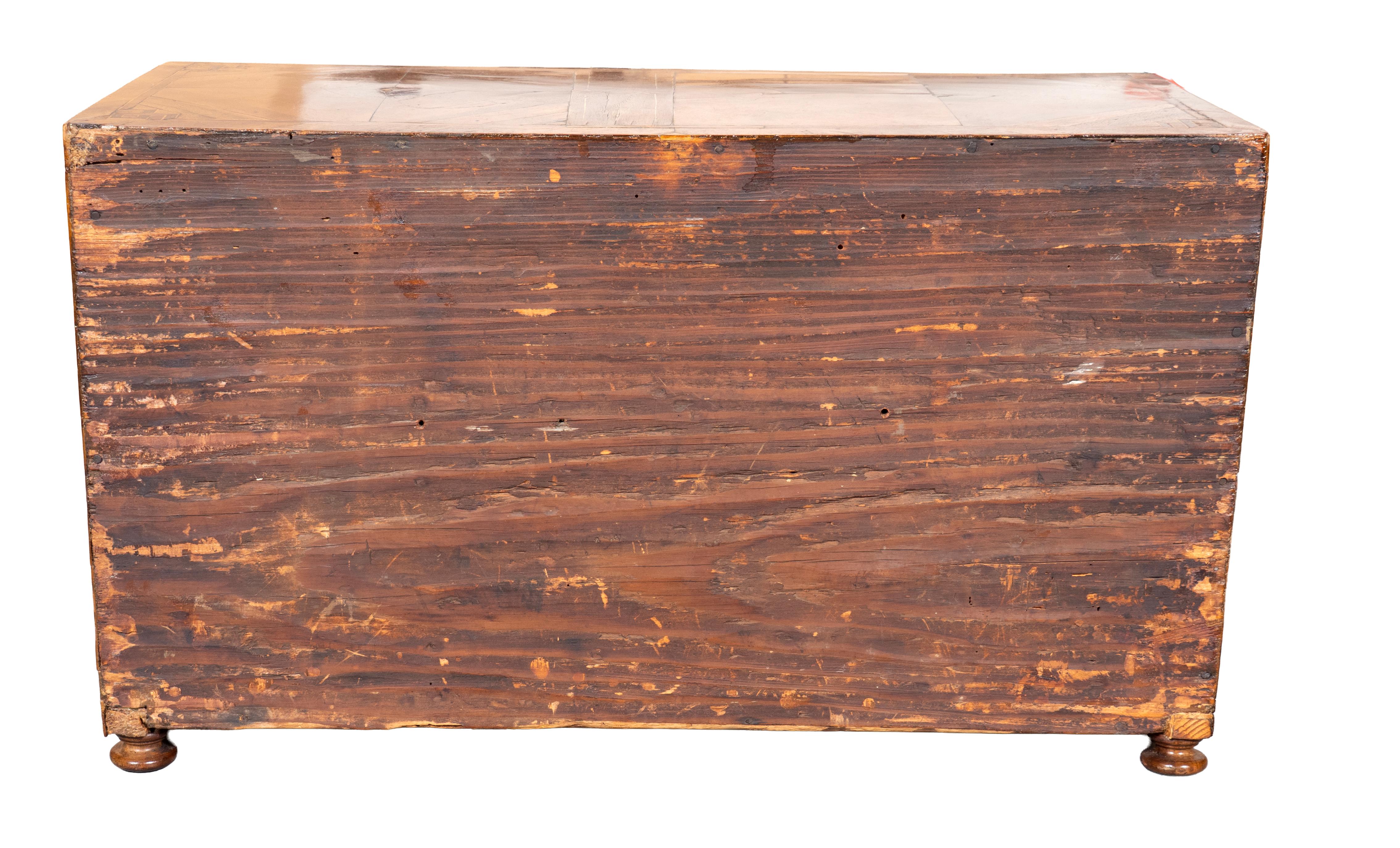 Commode miniature en bois de tulipier autrichien Bon état - En vente à Essex, MA