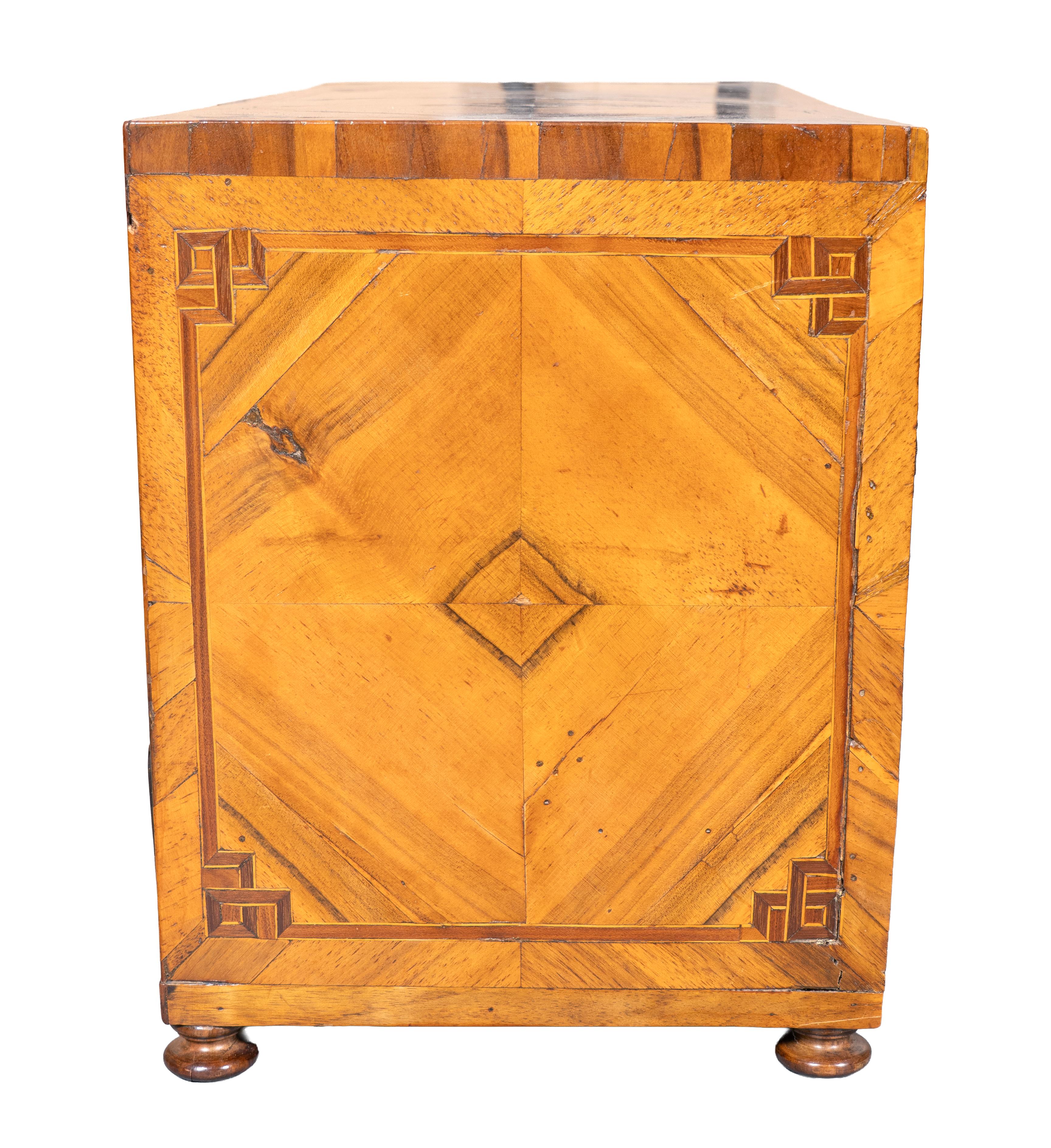 Fin du XVIIIe siècle Commode miniature en bois de tulipier autrichien en vente