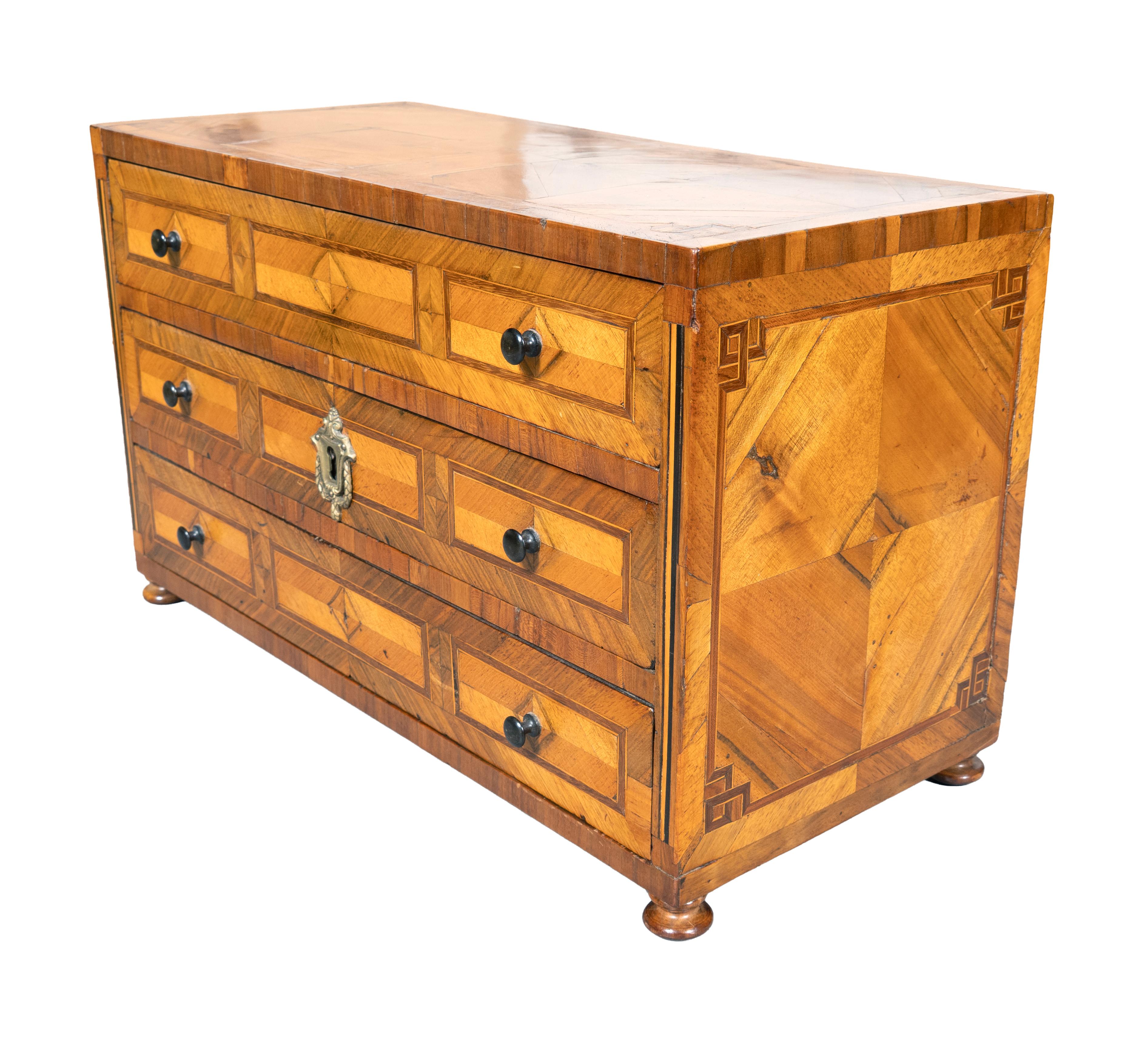 Tulipier Commode miniature en bois de tulipier autrichien en vente