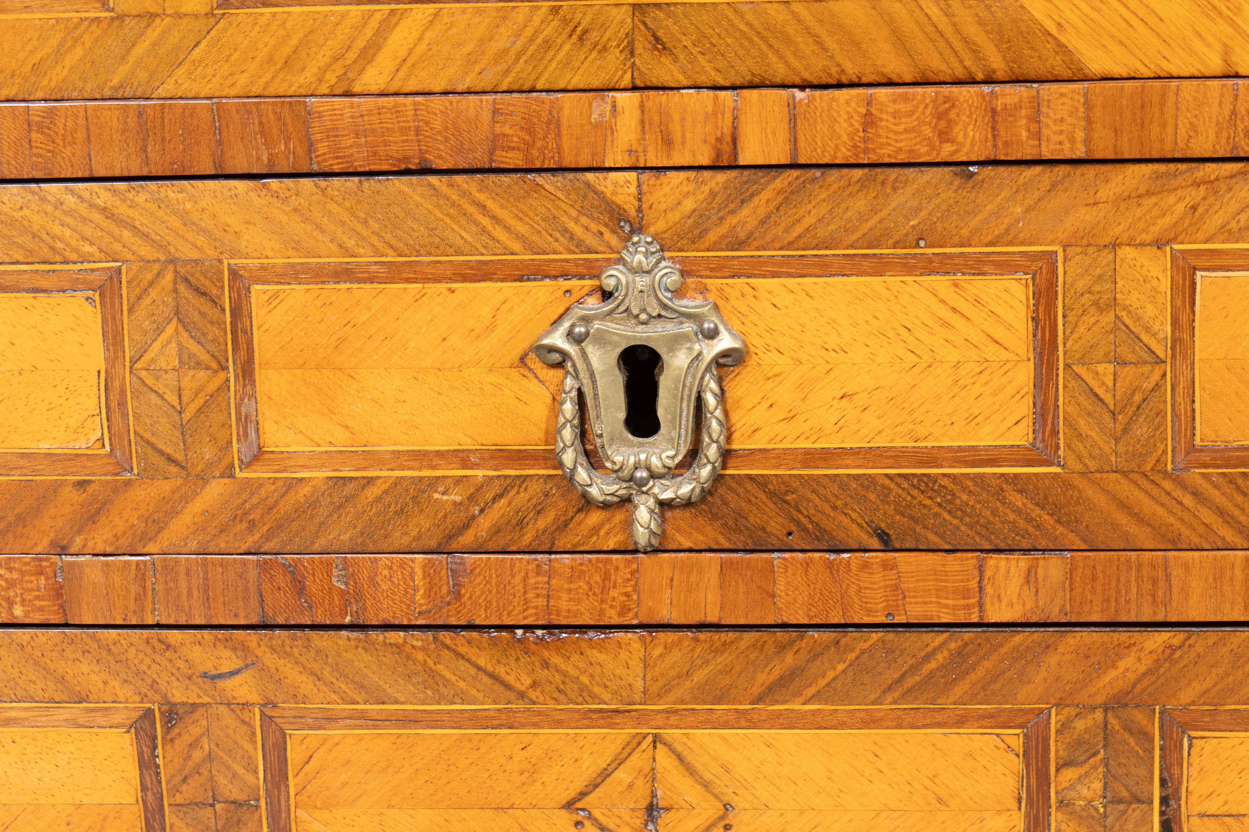 Commode miniature en bois de tulipier autrichien en vente 1