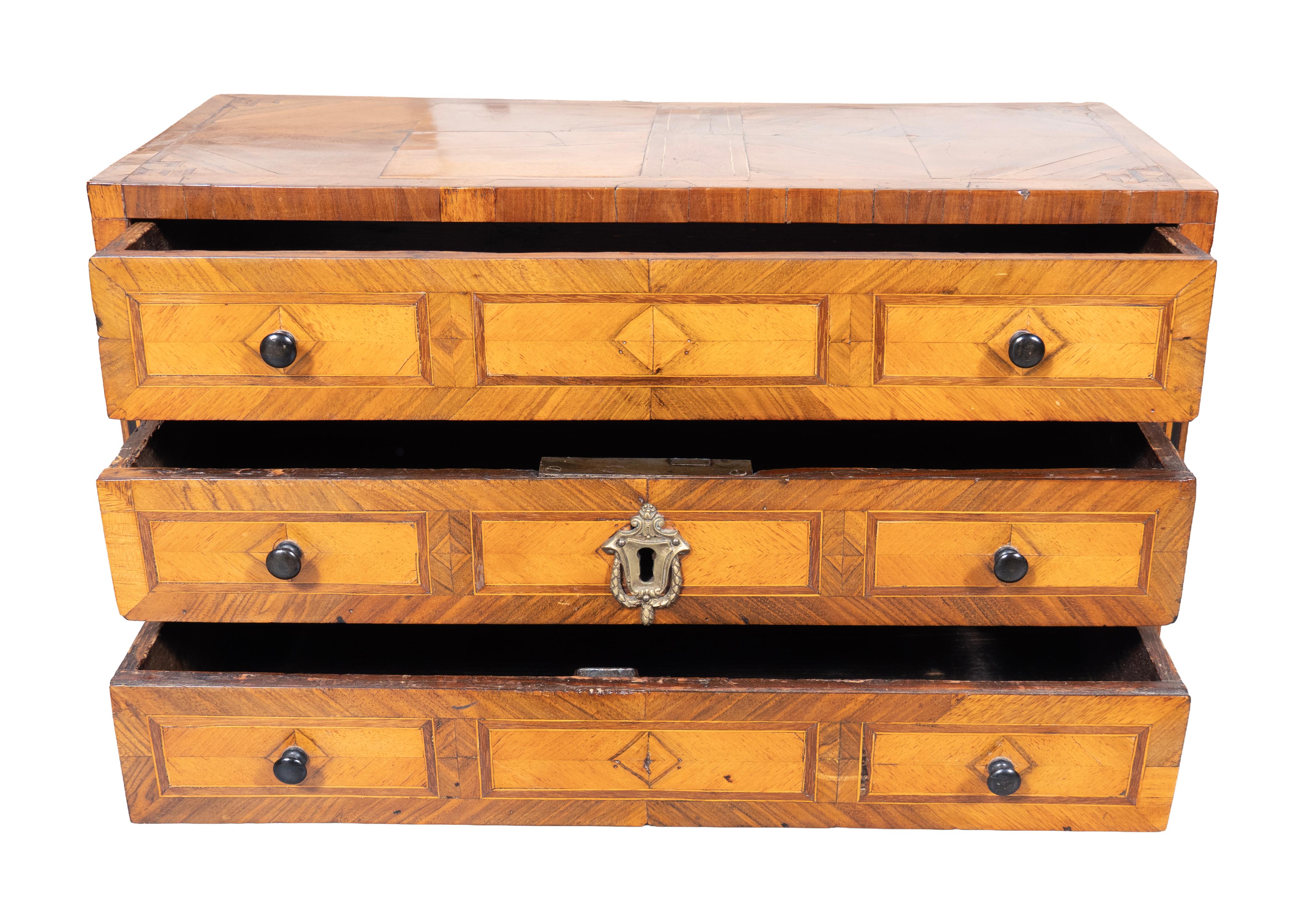 Commode miniature en bois de tulipier autrichien en vente 2