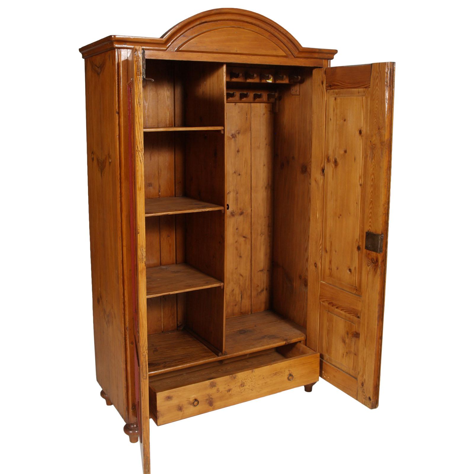Österreichischer Garderobenschrank aus den 1860er Jahren, alles original, in Massivholz mit Kommode, restauriert und auf Wachs poliert
Nützlicher Kleiderschrank mit Charme und vielen Fächern und Schubladen

Maße in cm: H 195, B 115, T 52.