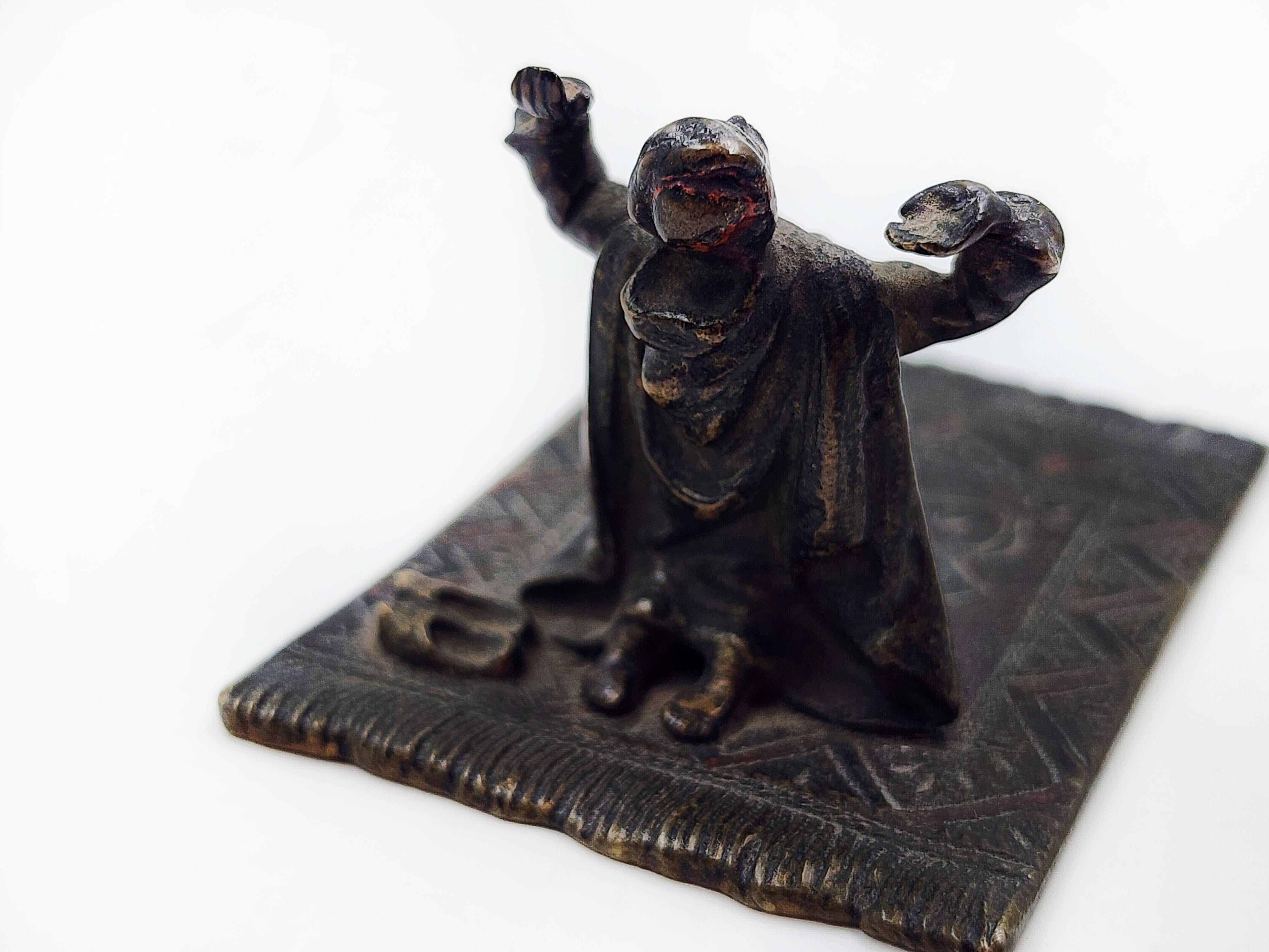 Bronzo austriaco viennese di uomo che pratica il salat
Questa scultura in bronzo viennese della fine del XIX secolo cattura un momento di profonda devozione, raffigurando una figura inginocchiata in preghiera. L'opera è una testimonianza