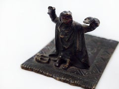 Bronce austriaco vienés de un hombre practicando el salat