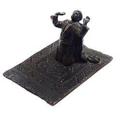 Bronce austriaco vienés de un hombre practicando el salat
