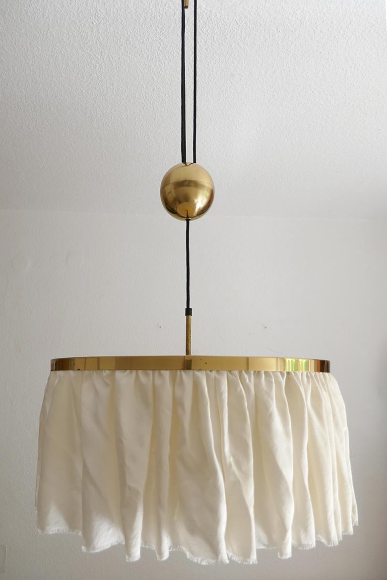 Large brass and silk adjustable counterweight pendant by Adolf Loos and Josef Hoffmann
(Design - Early 20th century) for Wiener Werkstätte.
Austria, 1950s (Not new edition!).
Measurements:
Diameter 20 in; Height (lampshade): 11 in; Lamp sockets: