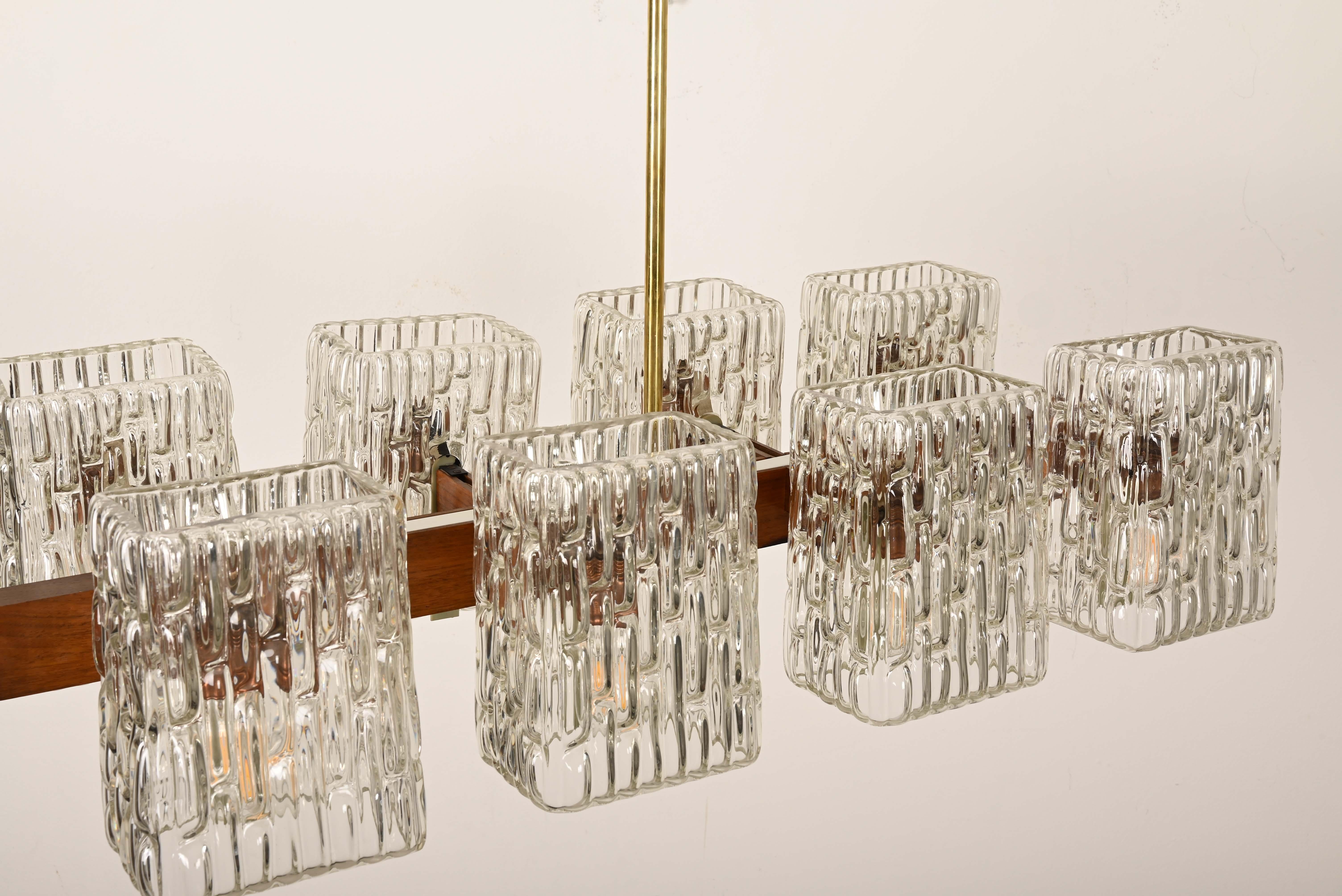 Lampadario austriaco in noce/ottone con paralumi in vetro pressato di Rupert Nikoll in vendita 3
