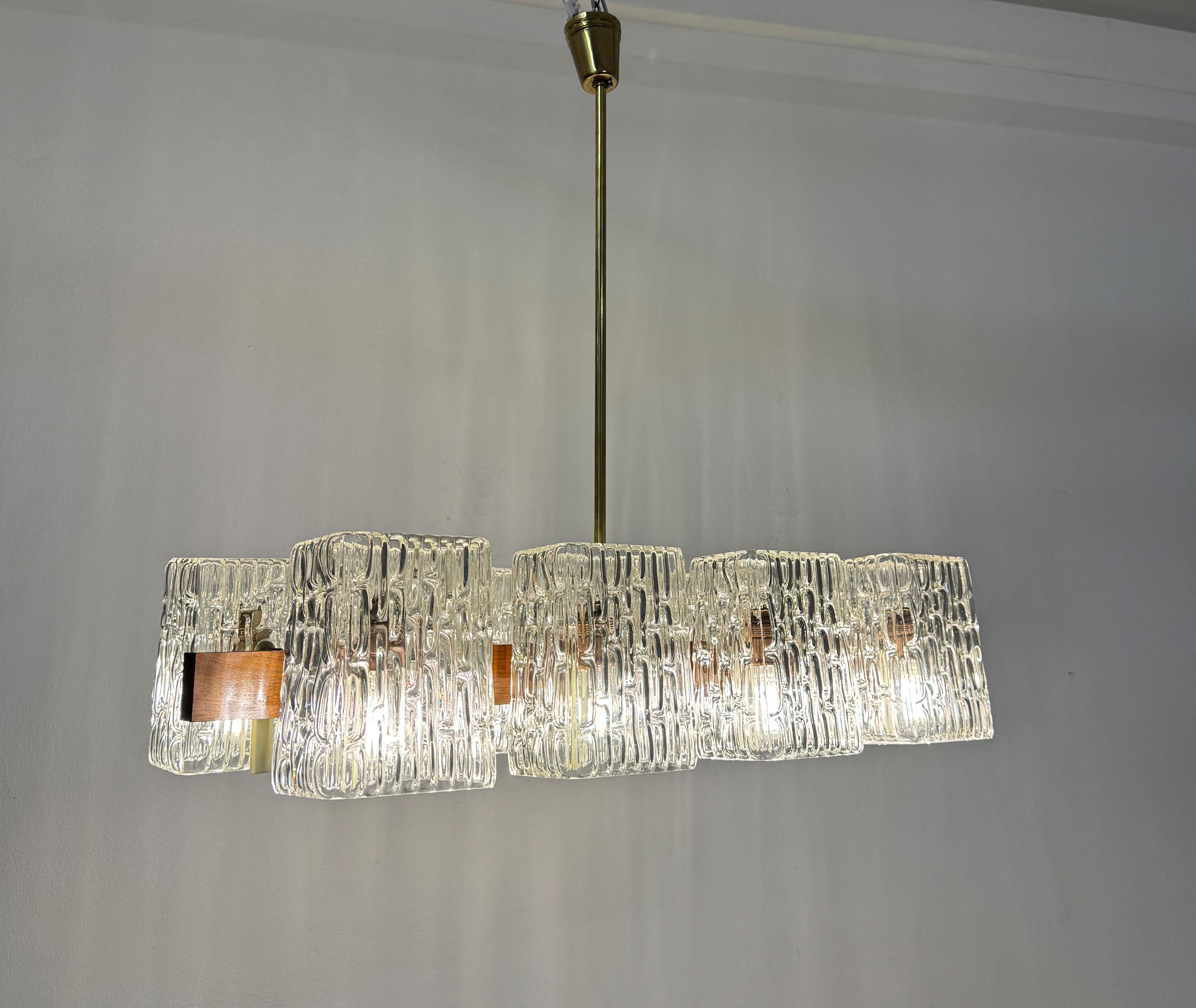 Lampadario austriaco in noce/ottone con paralumi in vetro pressato di Rupert Nikoll in vendita 8