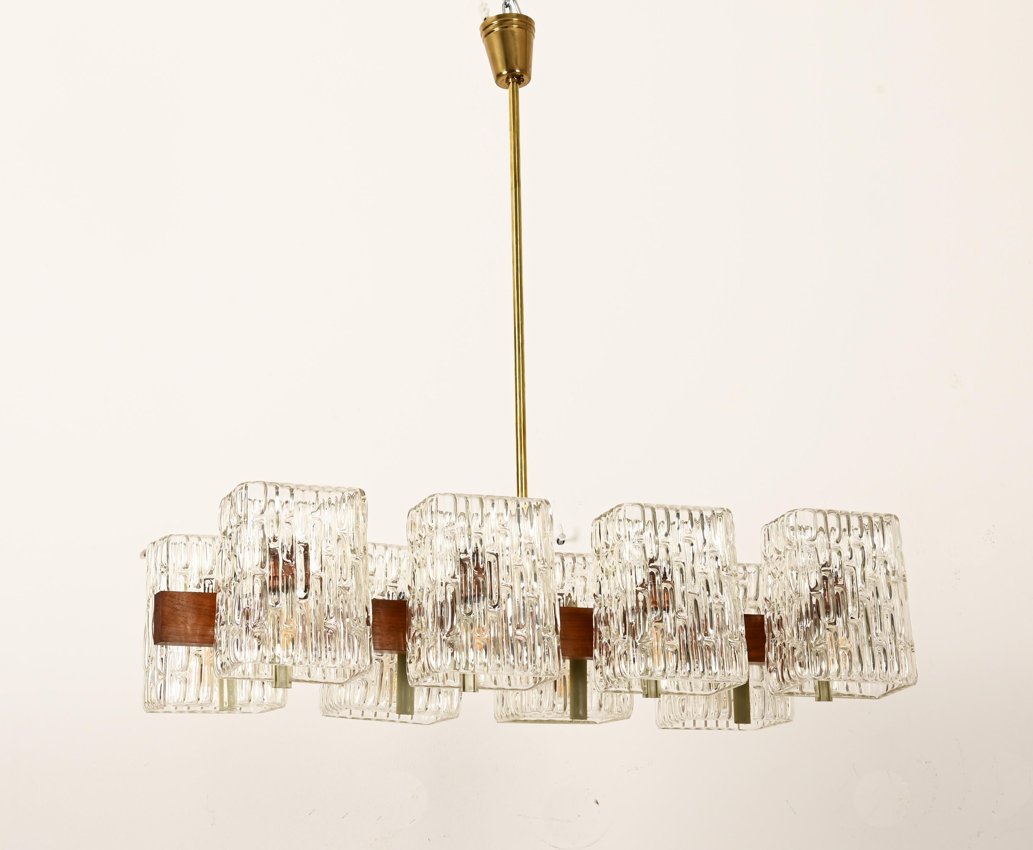 Mid-Century moderno Lampadario austriaco in noce/ottone con paralumi in vetro pressato di Rupert Nikoll in vendita