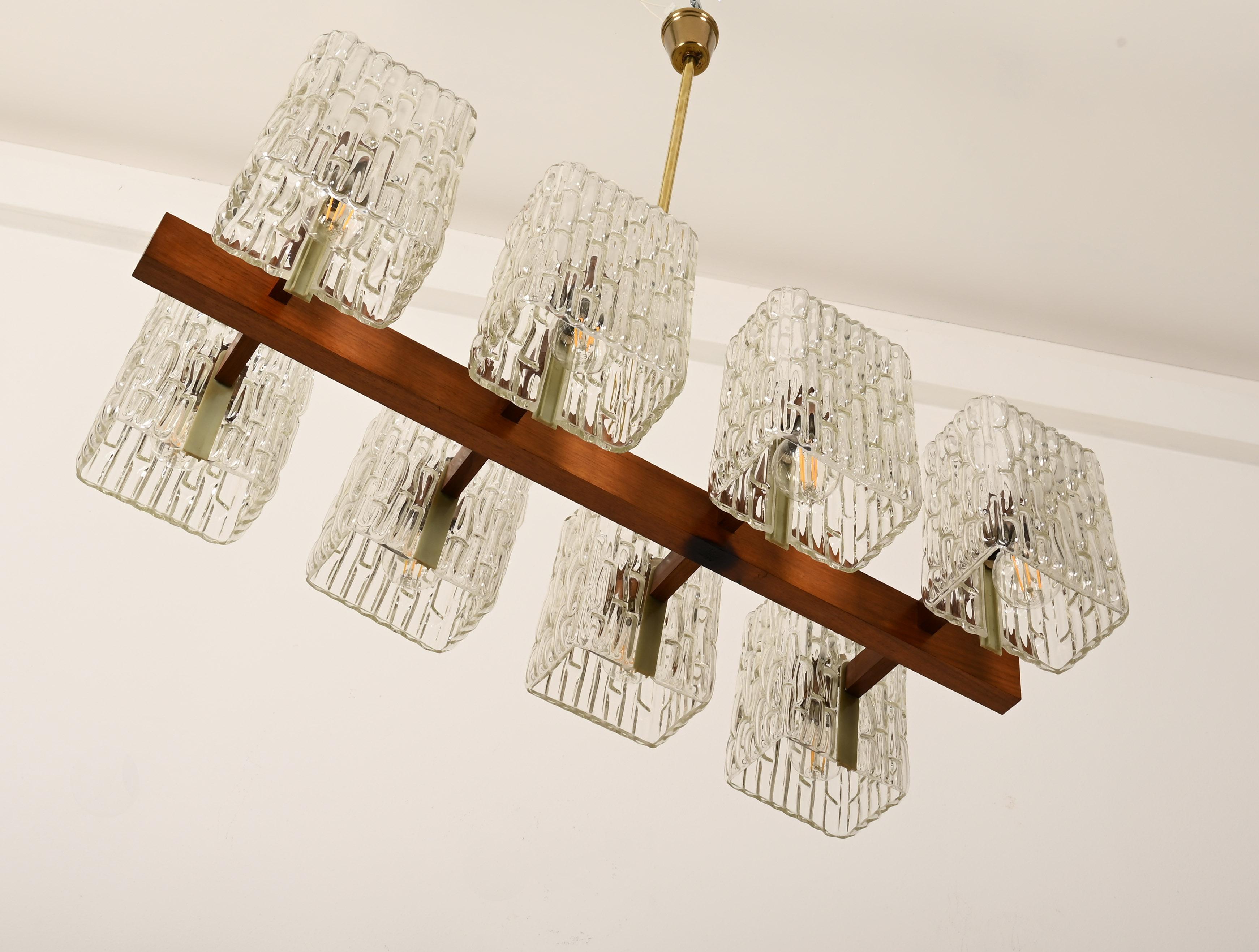 Austriaco Lampadario austriaco in noce/ottone con paralumi in vetro pressato di Rupert Nikoll in vendita