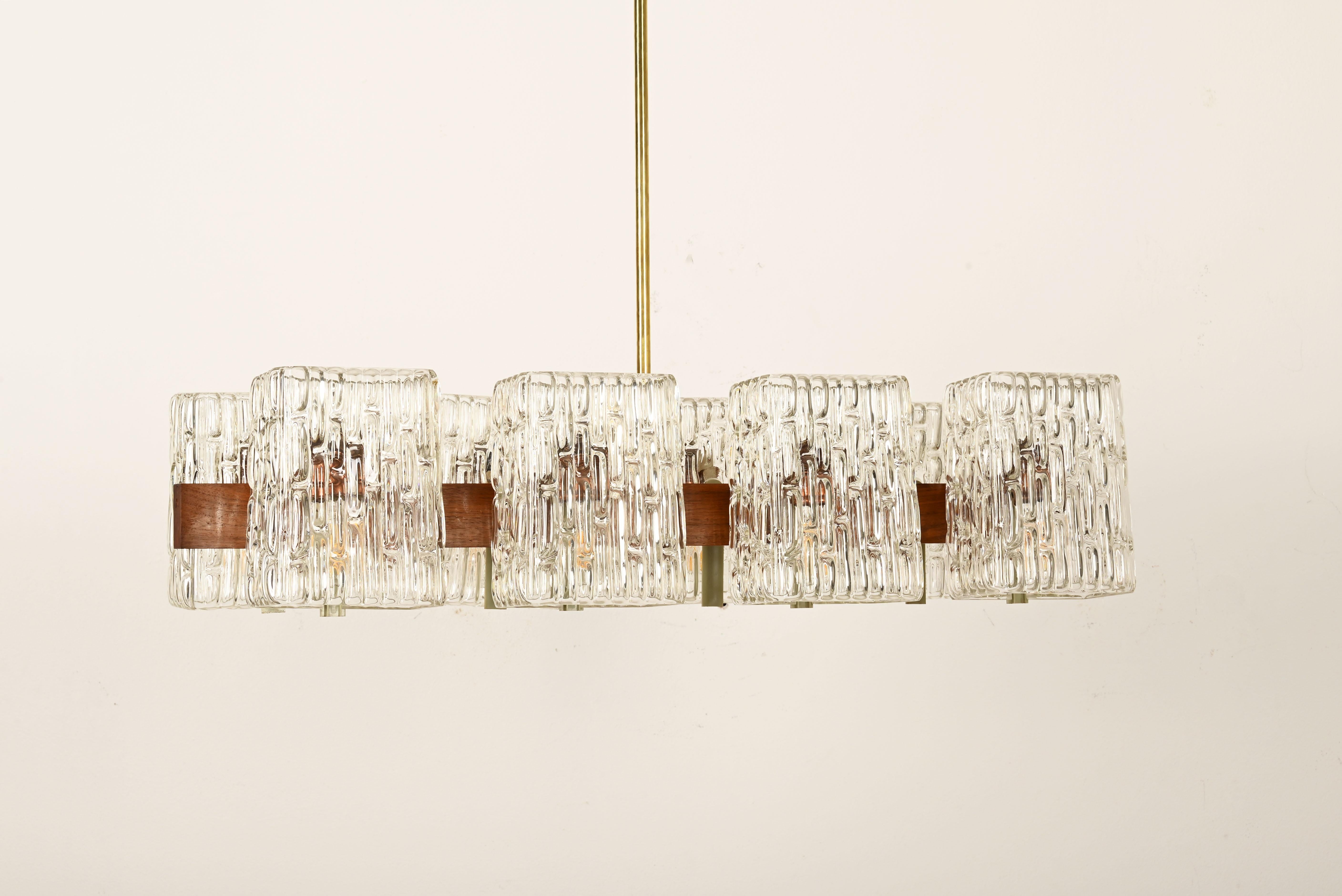 Metà XX secolo Lampadario austriaco in noce/ottone con paralumi in vetro pressato di Rupert Nikoll in vendita