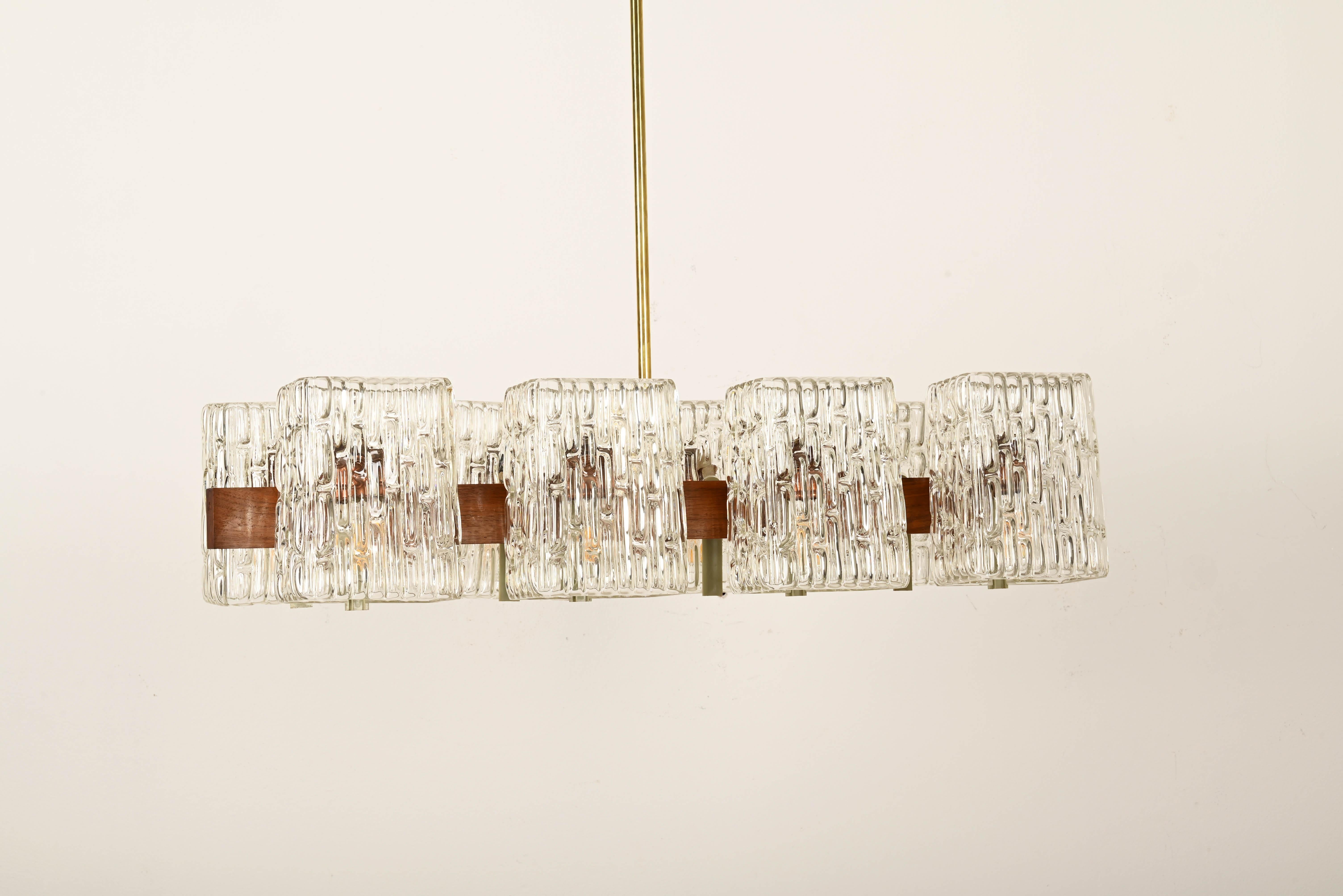 Ottone Lampadario austriaco in noce/ottone con paralumi in vetro pressato di Rupert Nikoll in vendita