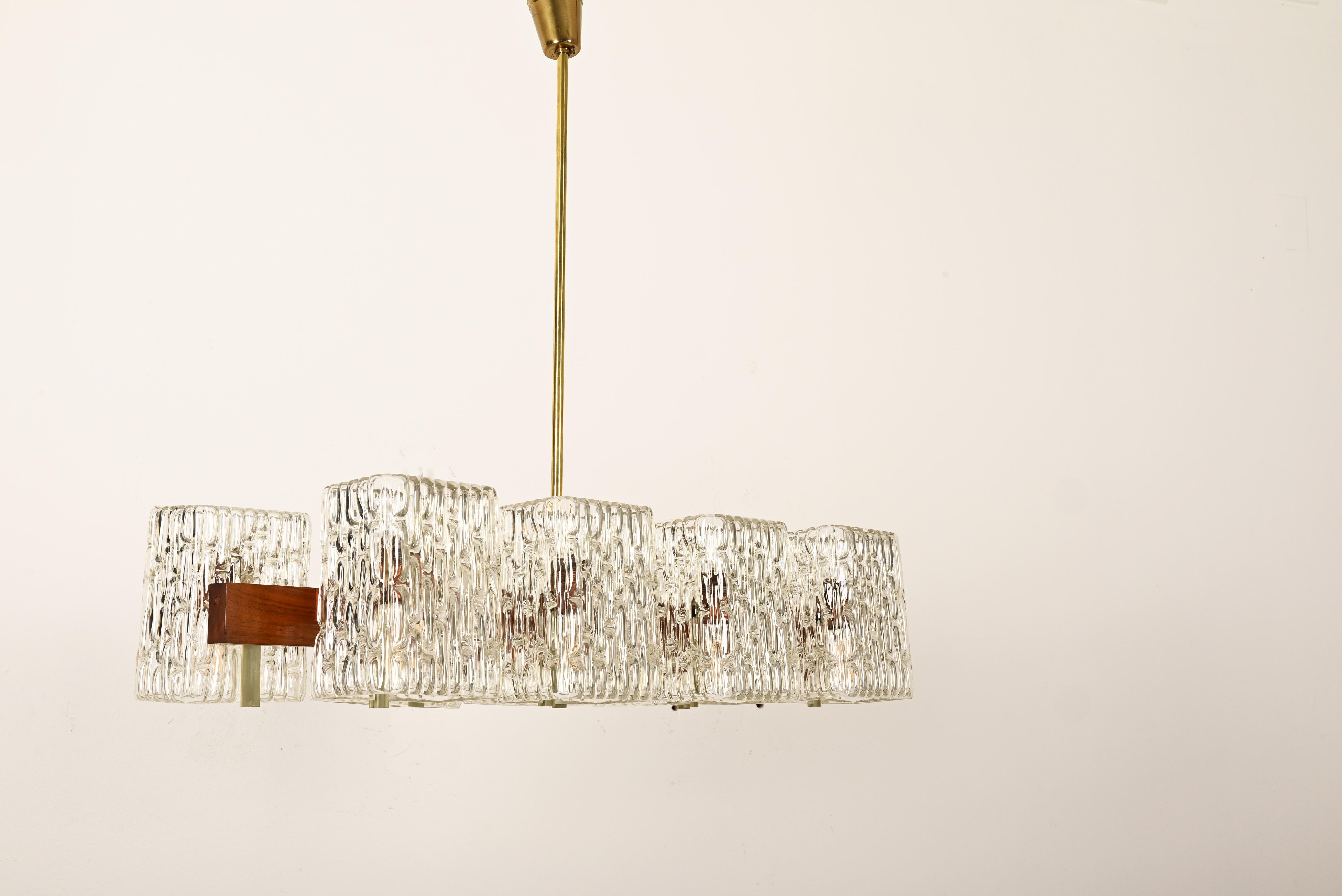 Lampadario austriaco in noce/ottone con paralumi in vetro pressato di Rupert Nikoll in vendita 1
