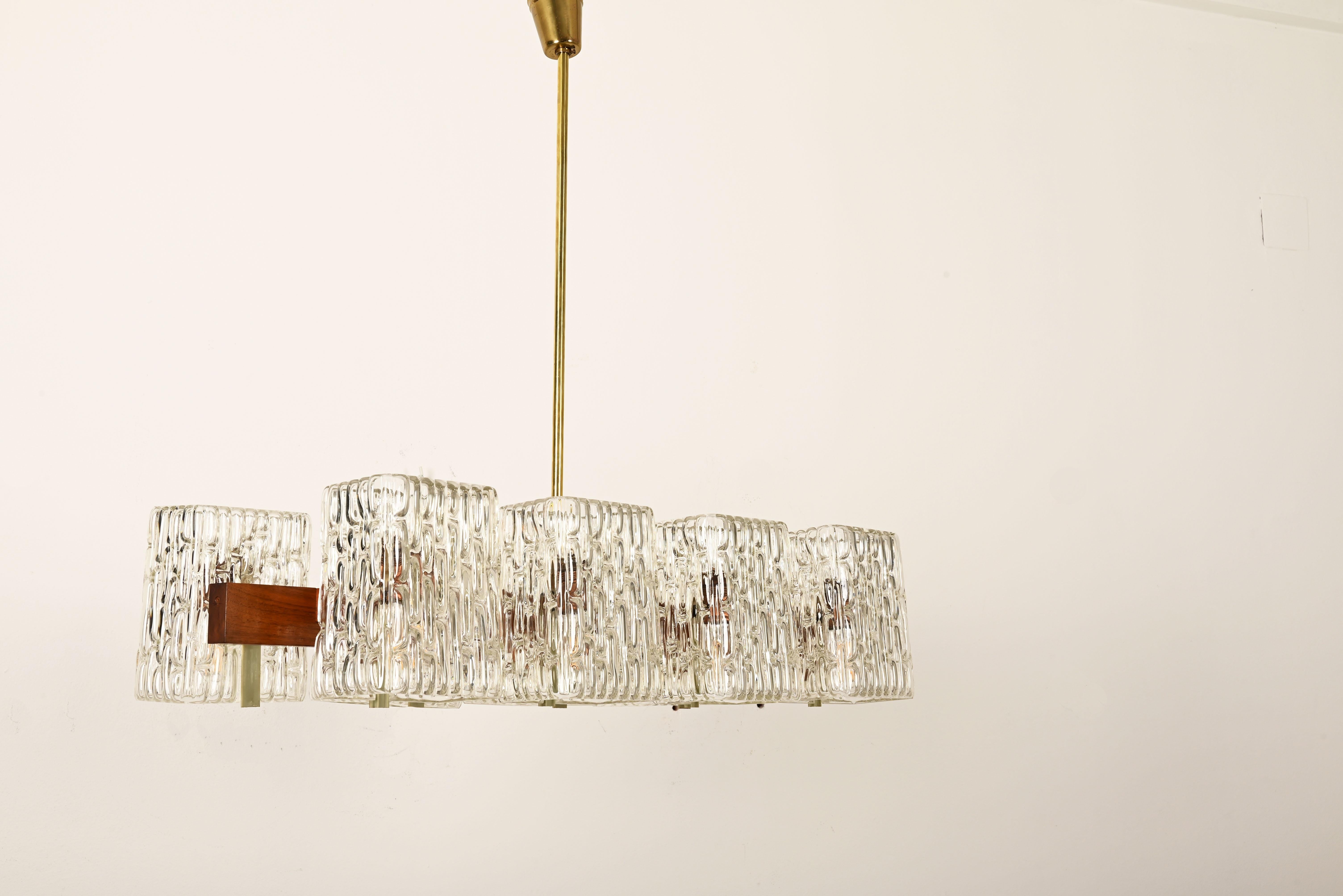 Lampadario austriaco in noce/ottone con paralumi in vetro pressato di Rupert Nikoll in vendita 2