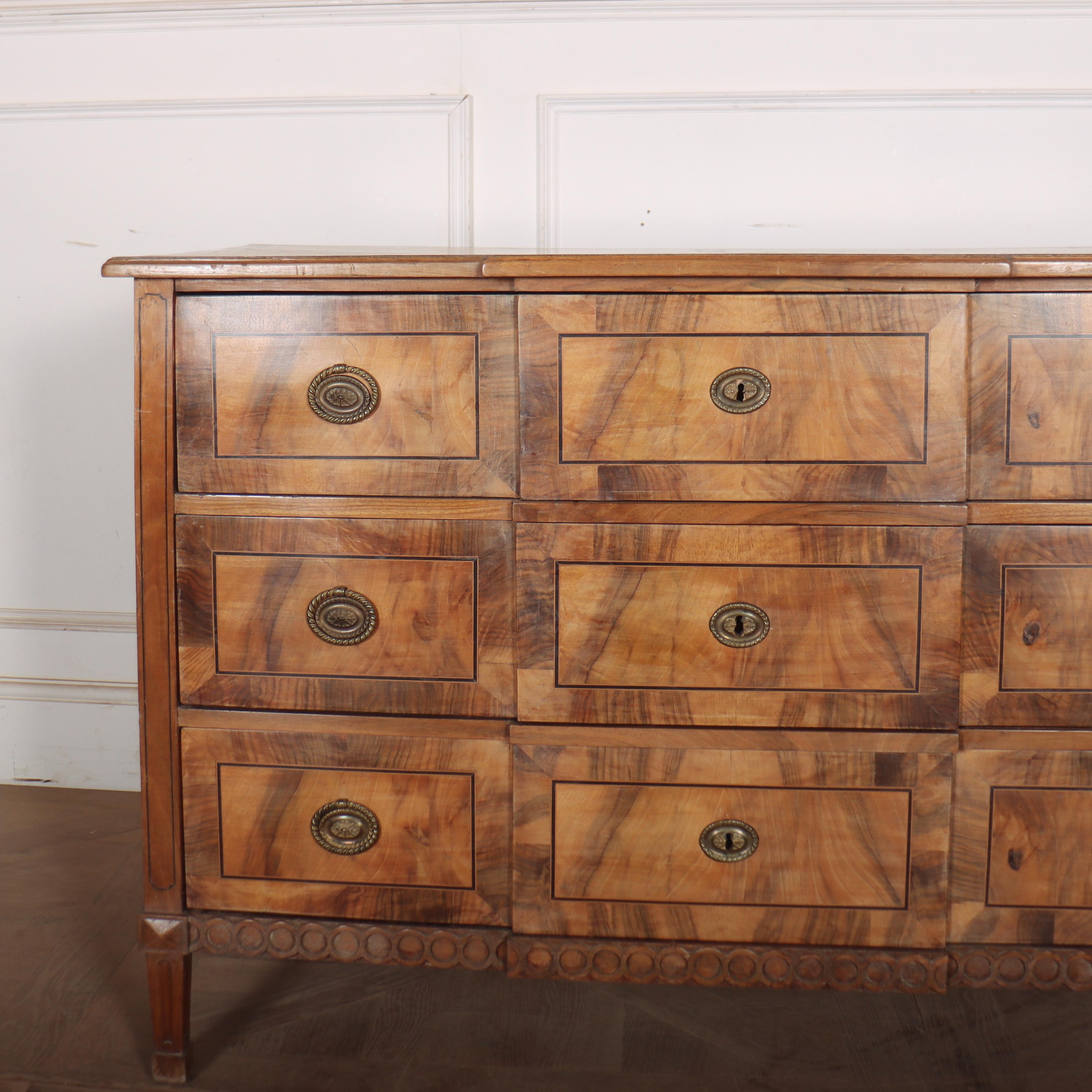 Splendida commode austriaca del XVIII secolo in noce chiaro. 1790.  


Codice: 9125

Dimensioni:
W: 47