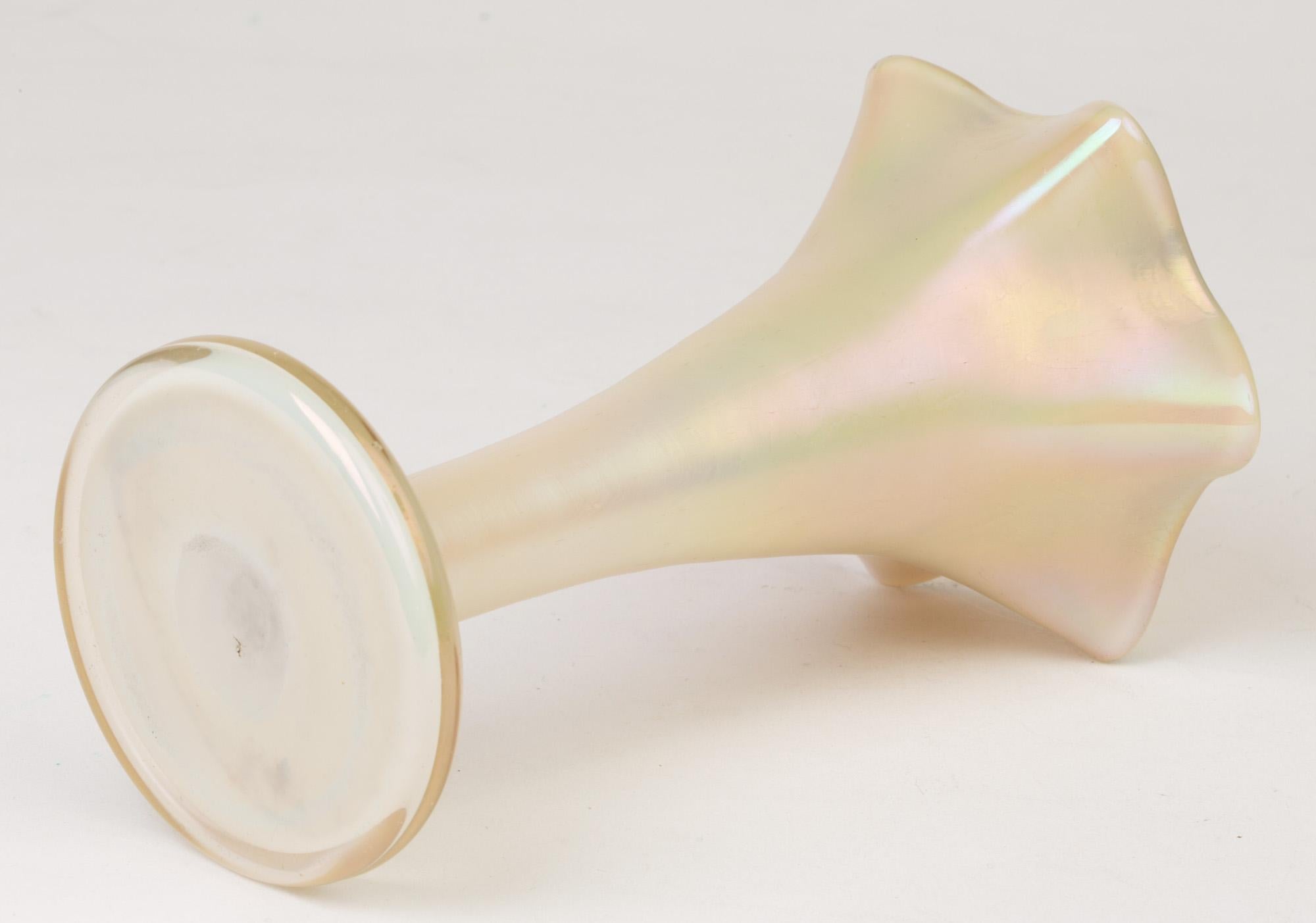 Österreichische geblümte Vase aus weißem, opalisierendem Kralik/Loetz-Kunstglas, Österreich (Art nouveau) im Angebot