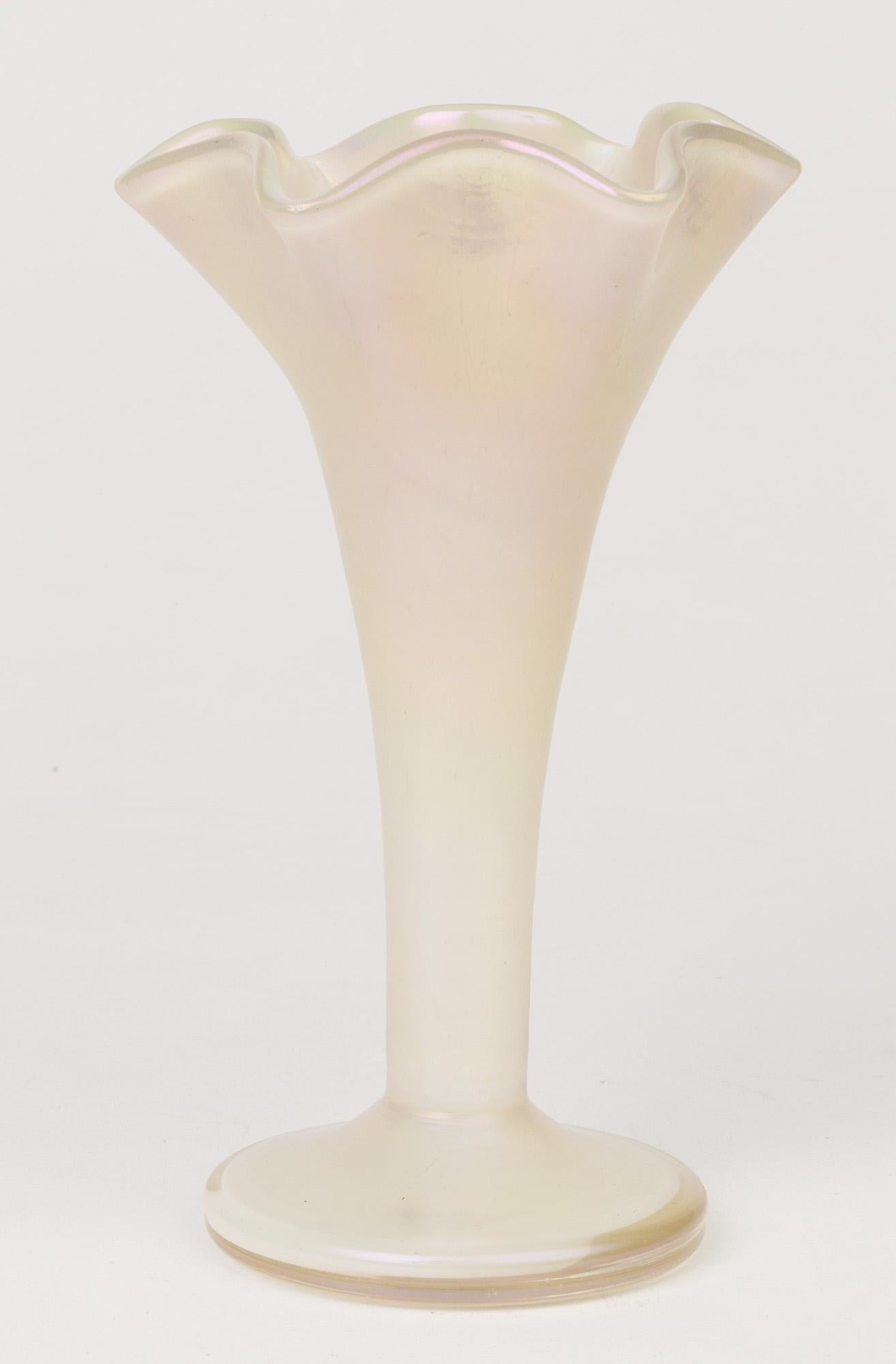 Österreichische geblümte Vase aus weißem, opalisierendem Kralik/Loetz-Kunstglas, Österreich (Handgefertigt) im Angebot