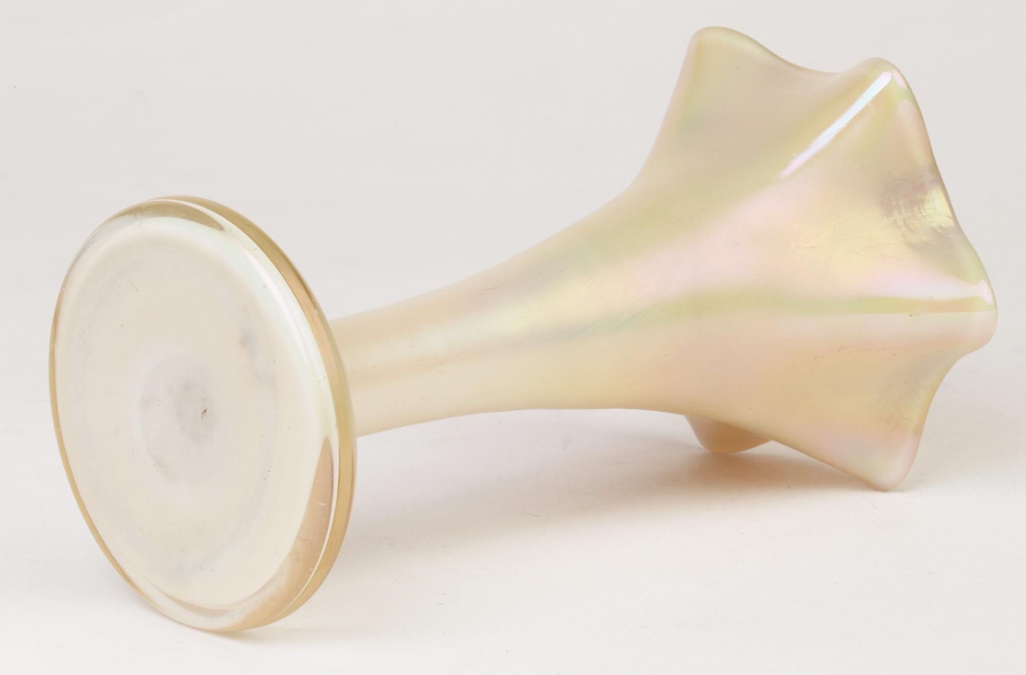 Österreichische geblümte Vase aus weißem, opalisierendem Kralik/Loetz-Kunstglas, Österreich (20. Jahrhundert) im Angebot