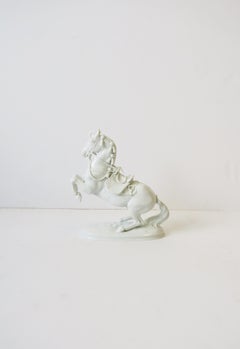 Objet décoratif en porcelaine blanche avec sculpture d'un cheval d'équitation, Autriche