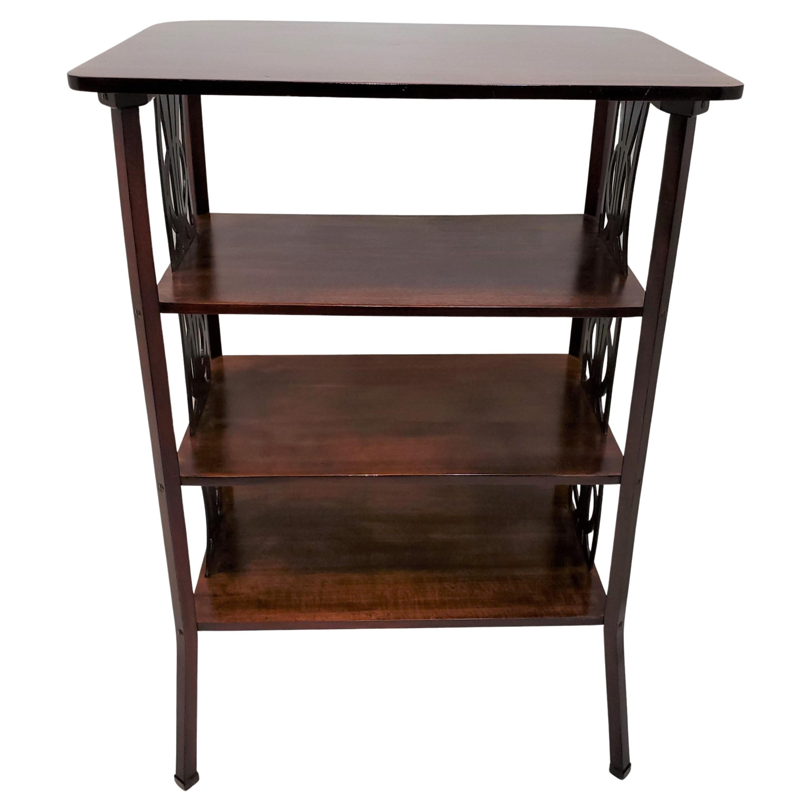 Librería / etagere / panera Jugendstil de tres estantes, bicolor en madera de haya teñida y pulida, con paneles laterales decorativos calados que se extienden a todo lo largo del soporte. Típicos del estilo austriaco, los detalles Bauhaus/Secesión