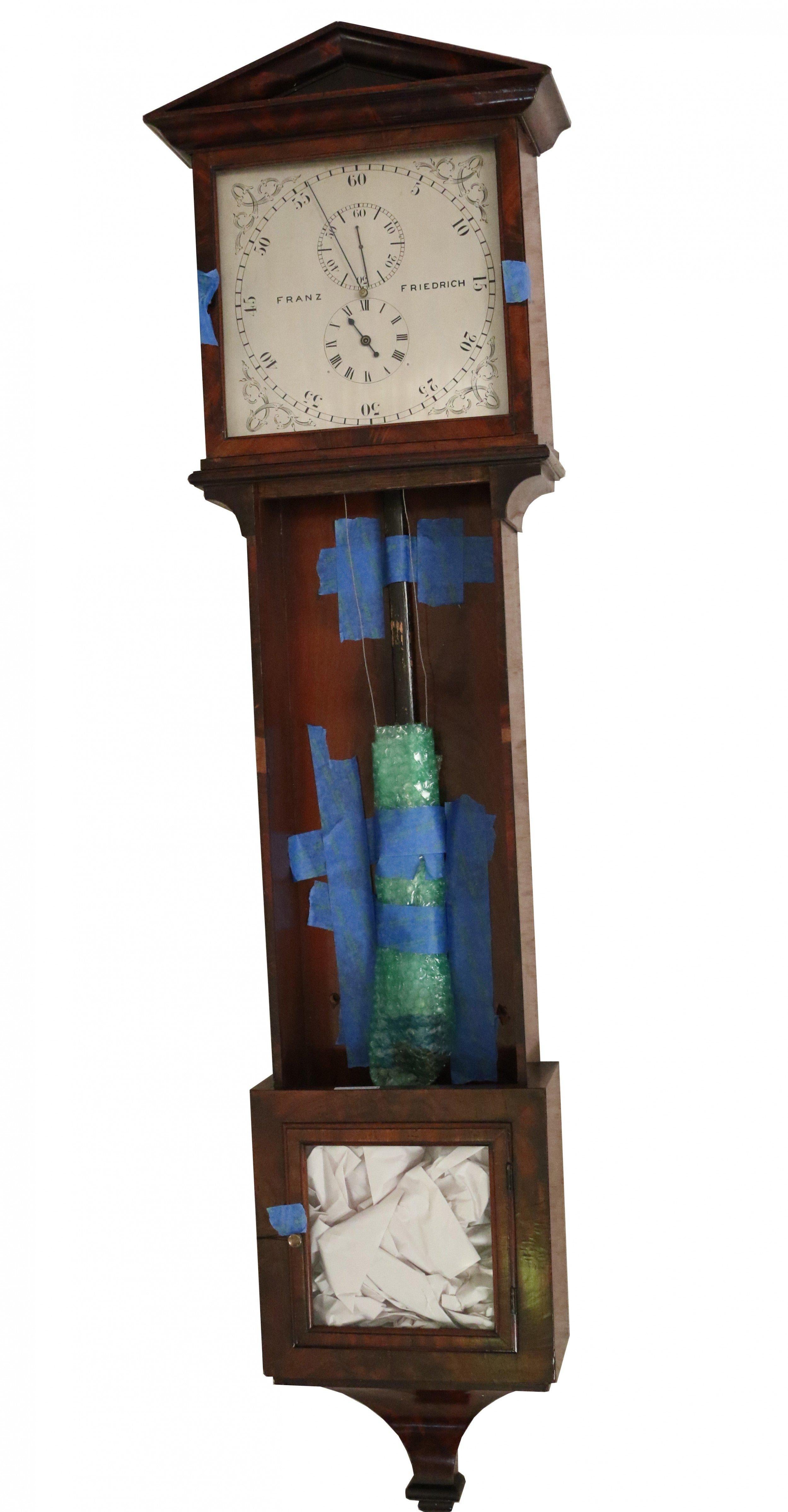 Horloge murale autrichienne en bois avec cadran peint à la main en beige et argent et boîtier en acajou avec un sommet en forme de cloche.