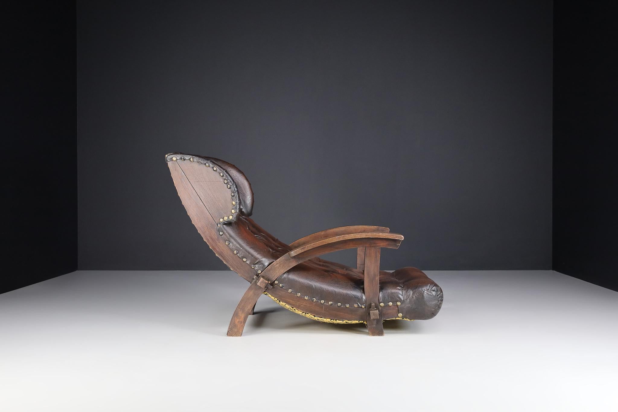 Cuir Chaise longue autrichienne en Xl datant des années 1950 avec cuir patiné d'origine en vente