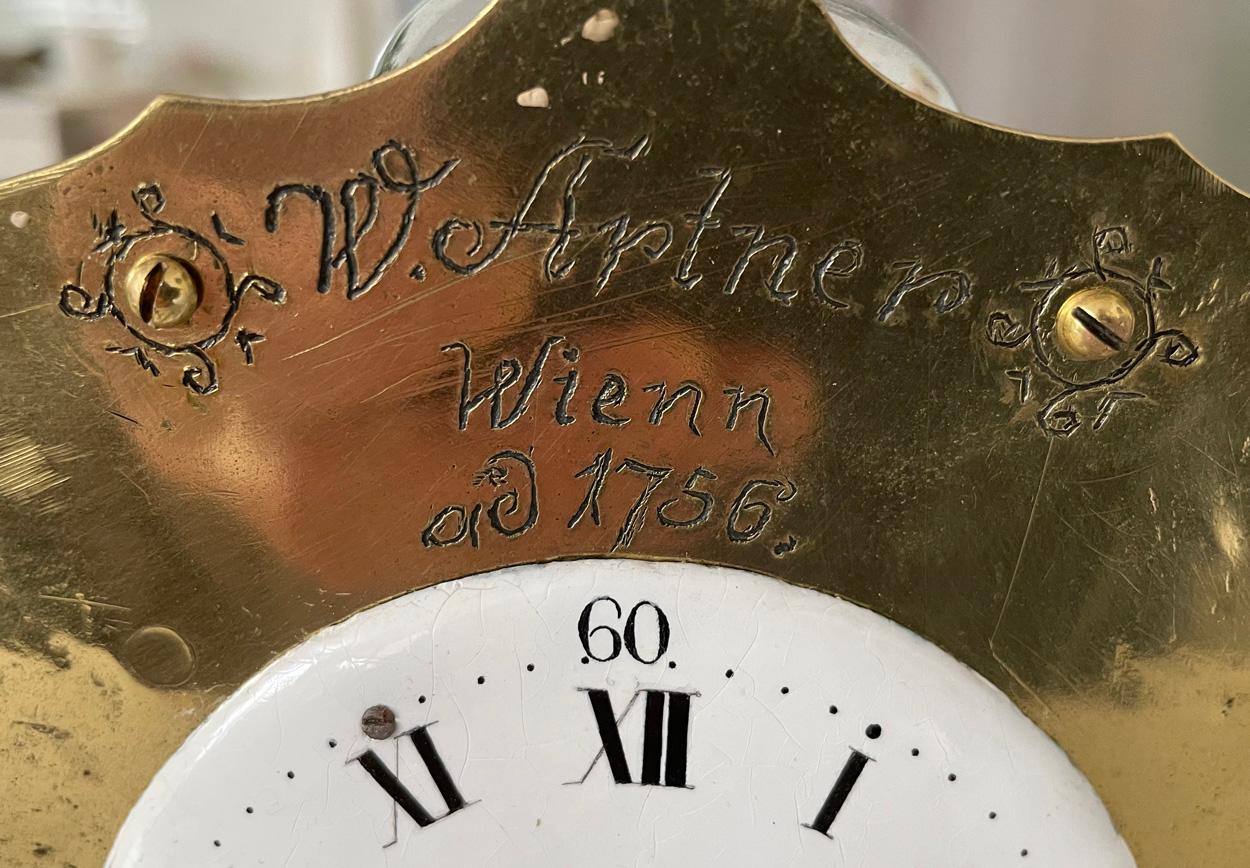 Eine seltene frühe österreichische Zappleruhr aus Messing, datiert AD 1756 und beschriftet mit W Artner, Wienn über dem Zifferblatt.

Das Messingzifferblatt hat ein 3,5-Zoll-Emaille-Zifferblatt mit gebläuten Stahlzeigern, das Uhrwerk eine