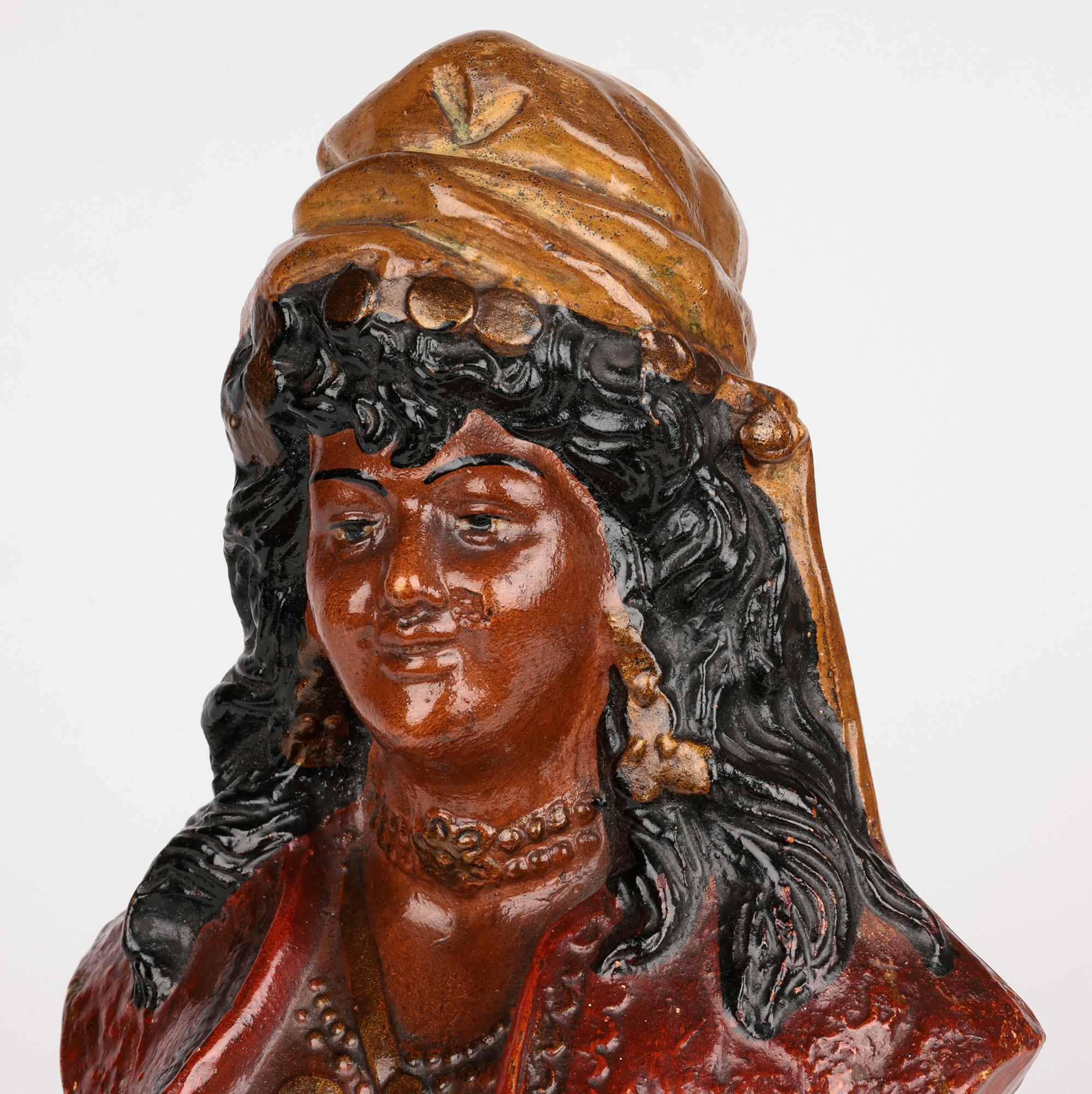 Terre cuite Buste de tzigane en terre cuite, peint à la main, de style austro/bohémien en vente