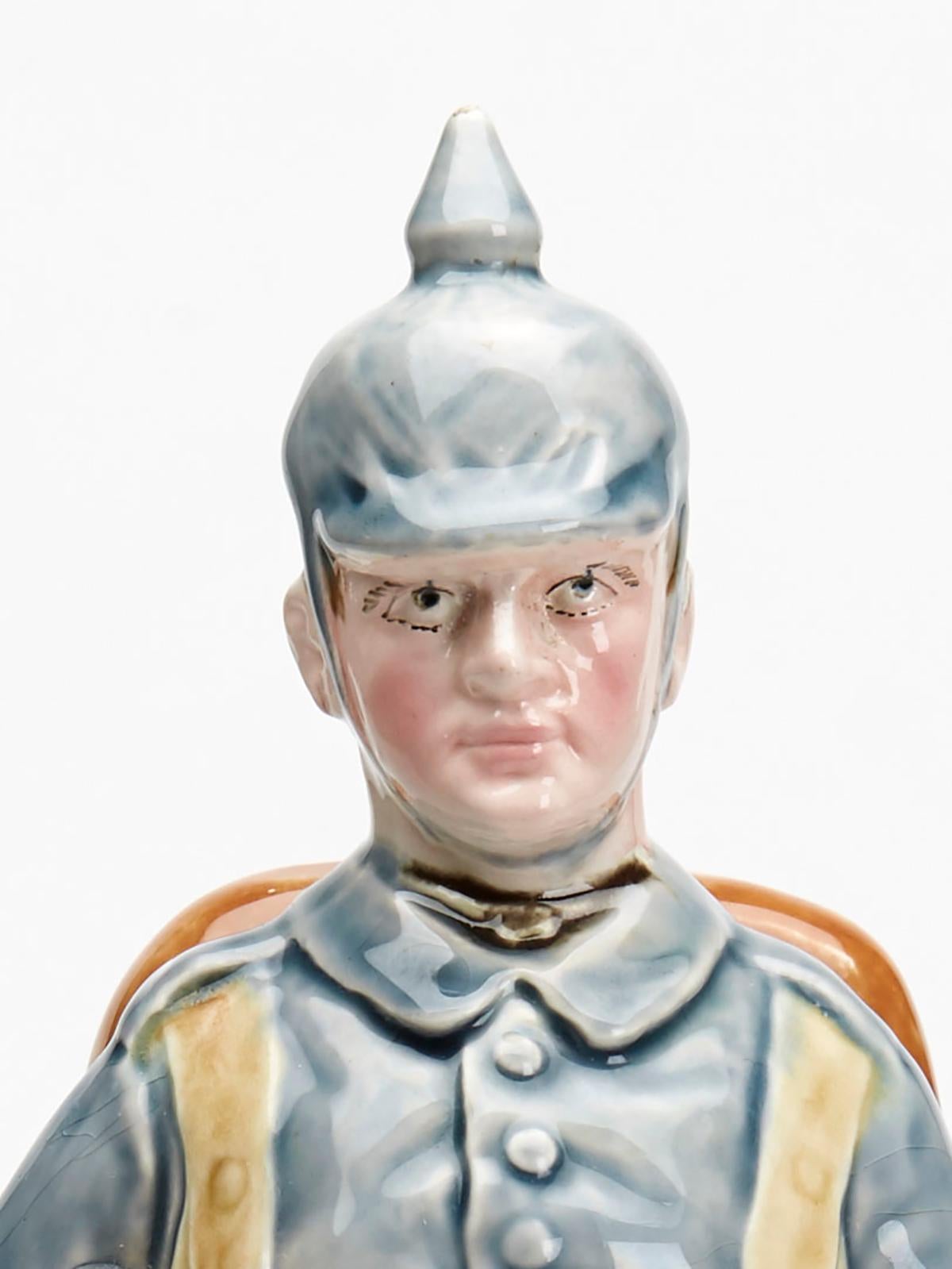 Figure en majolique austro-bohémienne et bohème de poterie militaire de réservoir bavaroise  en vente 2