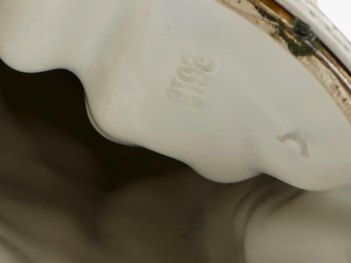 Rare figure ancienne en poterie majolique autrichienne ou bohémienne représentant un soldat d'infanterie, un réserviste bavarois en uniforme gris clair, datant de la fin du XIXe siècle. La figurine repose sur une base ovale sur laquelle sont