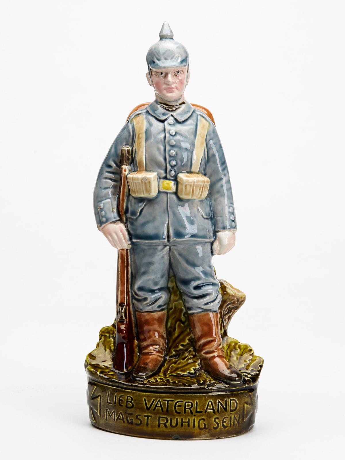 Victorien tardif Figure en majolique austro-bohémienne et bohème de poterie militaire de réservoir bavaroise  en vente