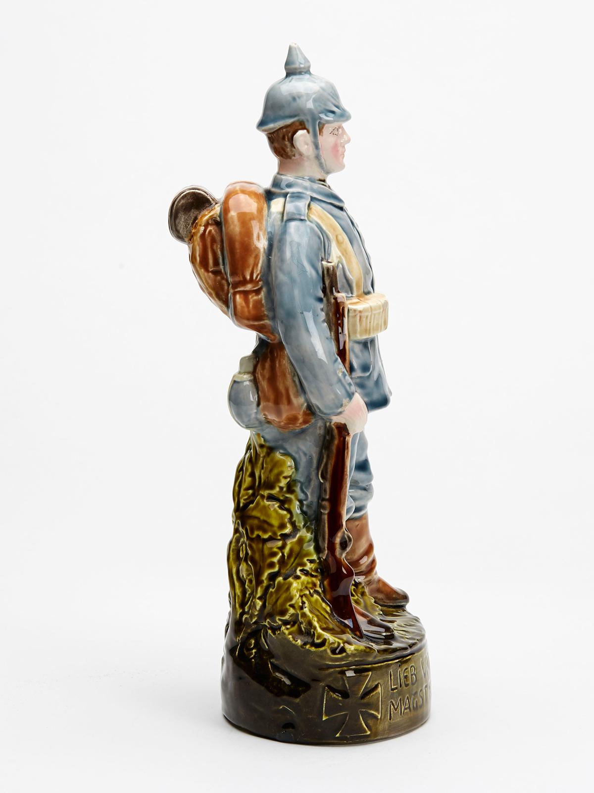 Vernissé Figure en majolique austro-bohémienne et bohème de poterie militaire de réservoir bavaroise  en vente