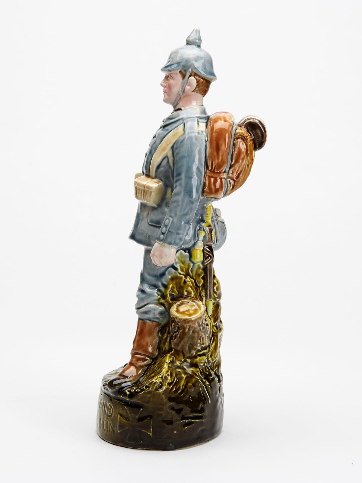XIXe siècle Figure en majolique austro-bohémienne et bohème de poterie militaire de réservoir bavaroise  en vente