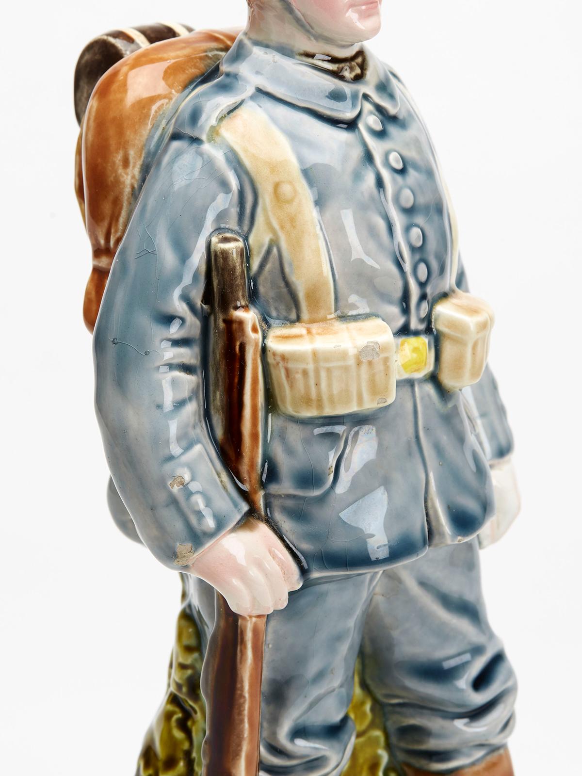 Bavarianische Majolika-Militär-Töpferei-Figur eines österreichisch-böhmischen Reservisten  im Angebot 1
