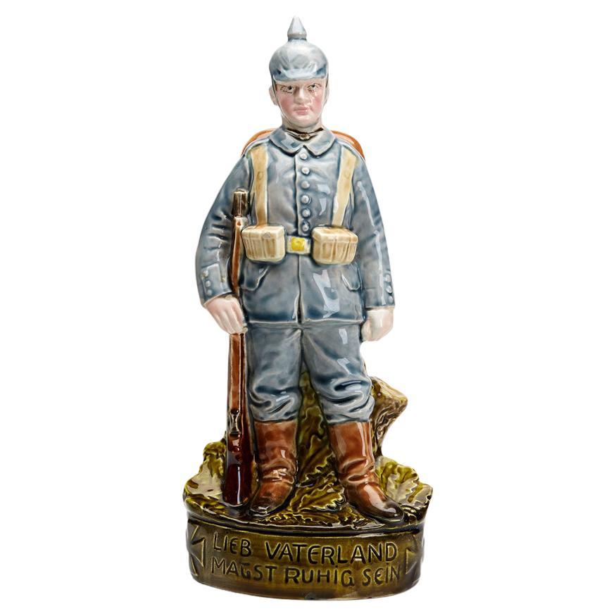 Bavarianische Majolika-Militär-Töpferei-Figur eines österreichisch-böhmischen Reservisten  im Angebot