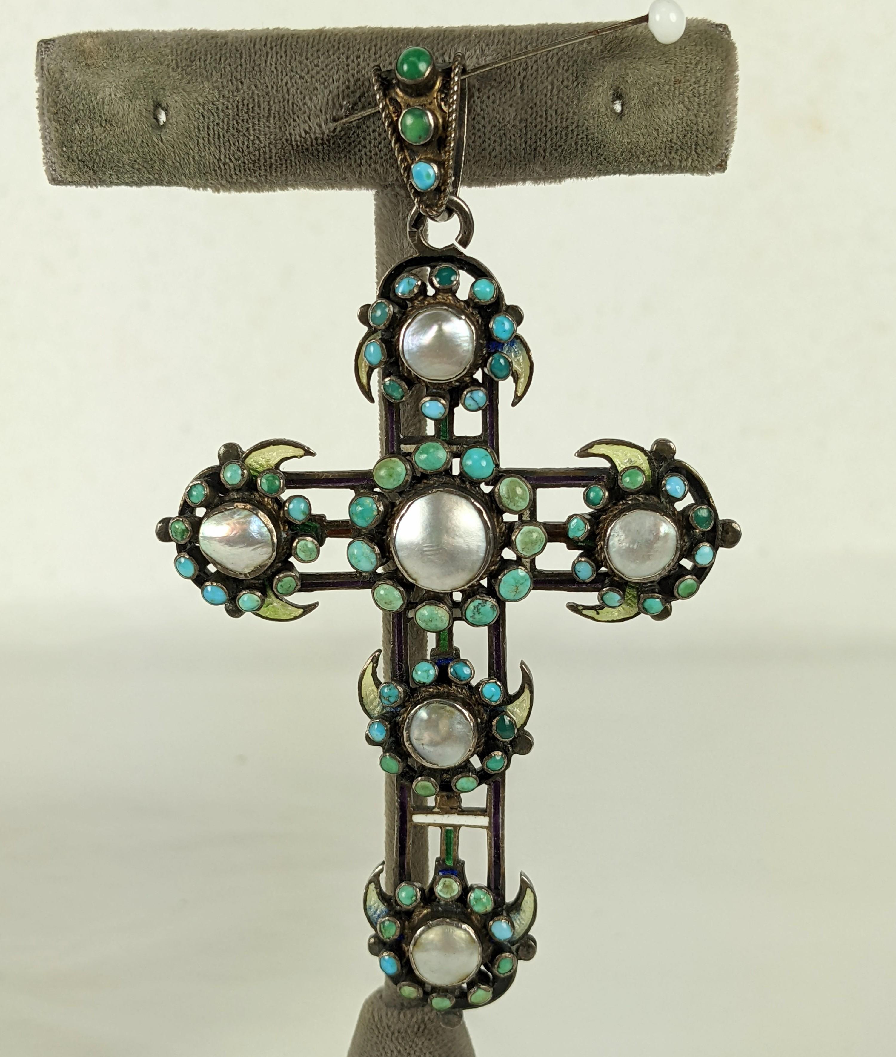 Grand et beau pendentif en forme de croix en émail austro-hongrois du milieu du 19e siècle, serti en argent. Serti de cabochons de turquoise et de nacre avec des motifs en demi-lune en émail jaune pâle, blanc, bleu et vert. Entièrement fait à la