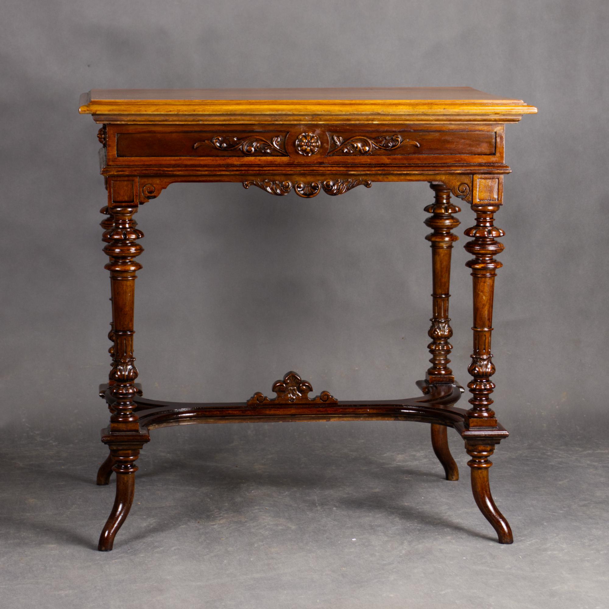 Table d'appoint austro-hongroise en bois fruitier, vers 1880 en vente 2