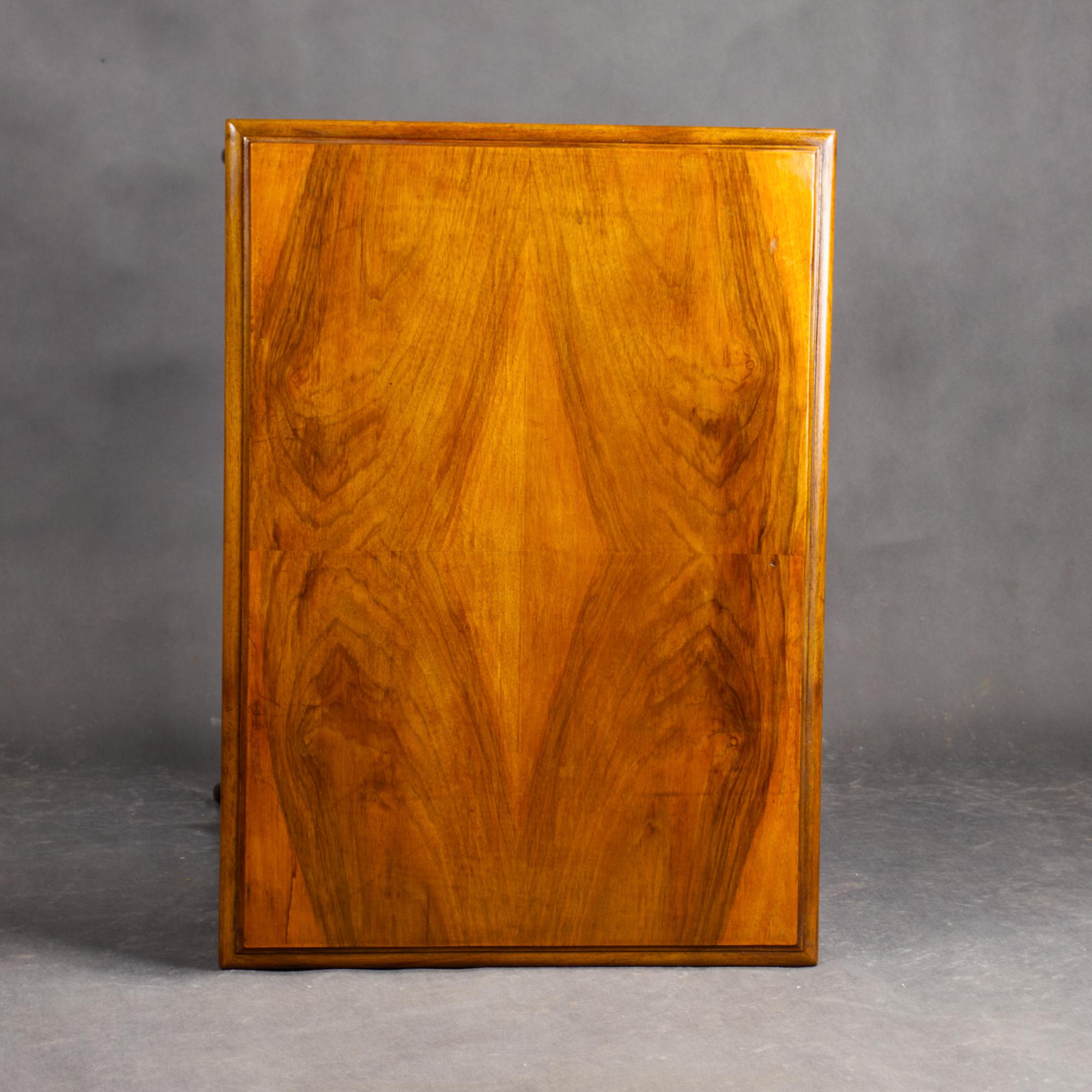 Table d'appoint austro-hongroise en bois fruitier, vers 1880 en vente 3